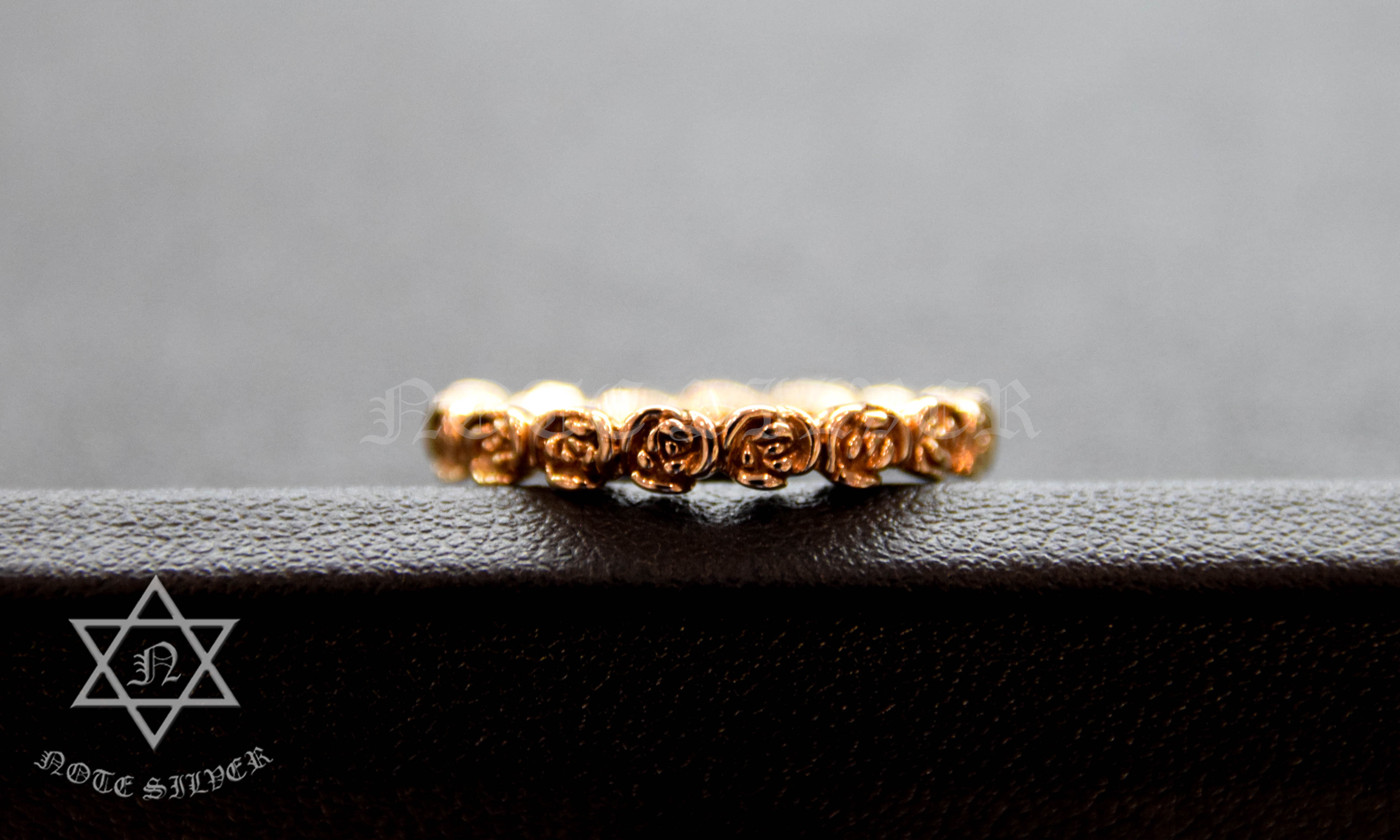 แหวนพิ้งค์โกลแท้ ลายดอกกุหลาบรอบวง Roses Female 18K Rose Gold NSPG1059
