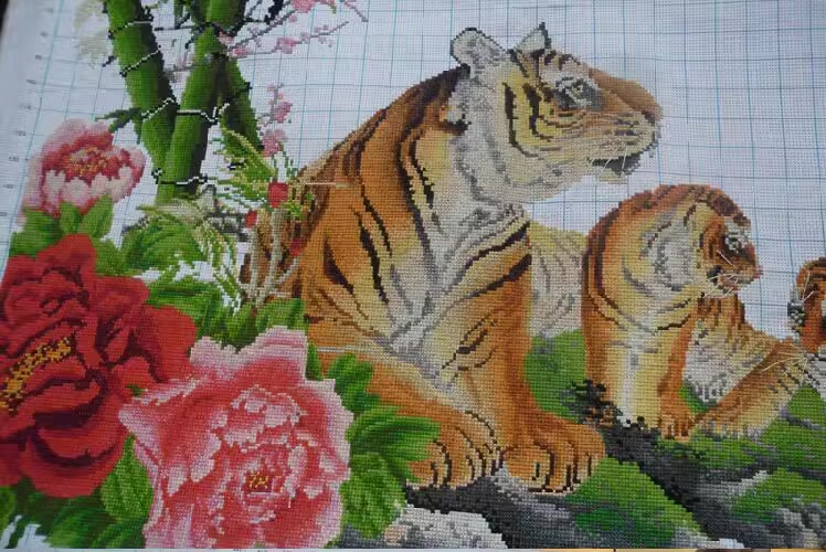 tiger-1008 *พร้อมส่ง* ชุดปักครอสติช ลายฝูงเสือในสวนไม้มงคล (ปักครั้งละ 3 เส้นเล็ก) ขนาด 105*50 ซม.ผ้าครอสติช 11CTพิมพ์ลายปักบนผ้า+ไหมคอตตอน 60 สี+ผังลาย+เข็ม