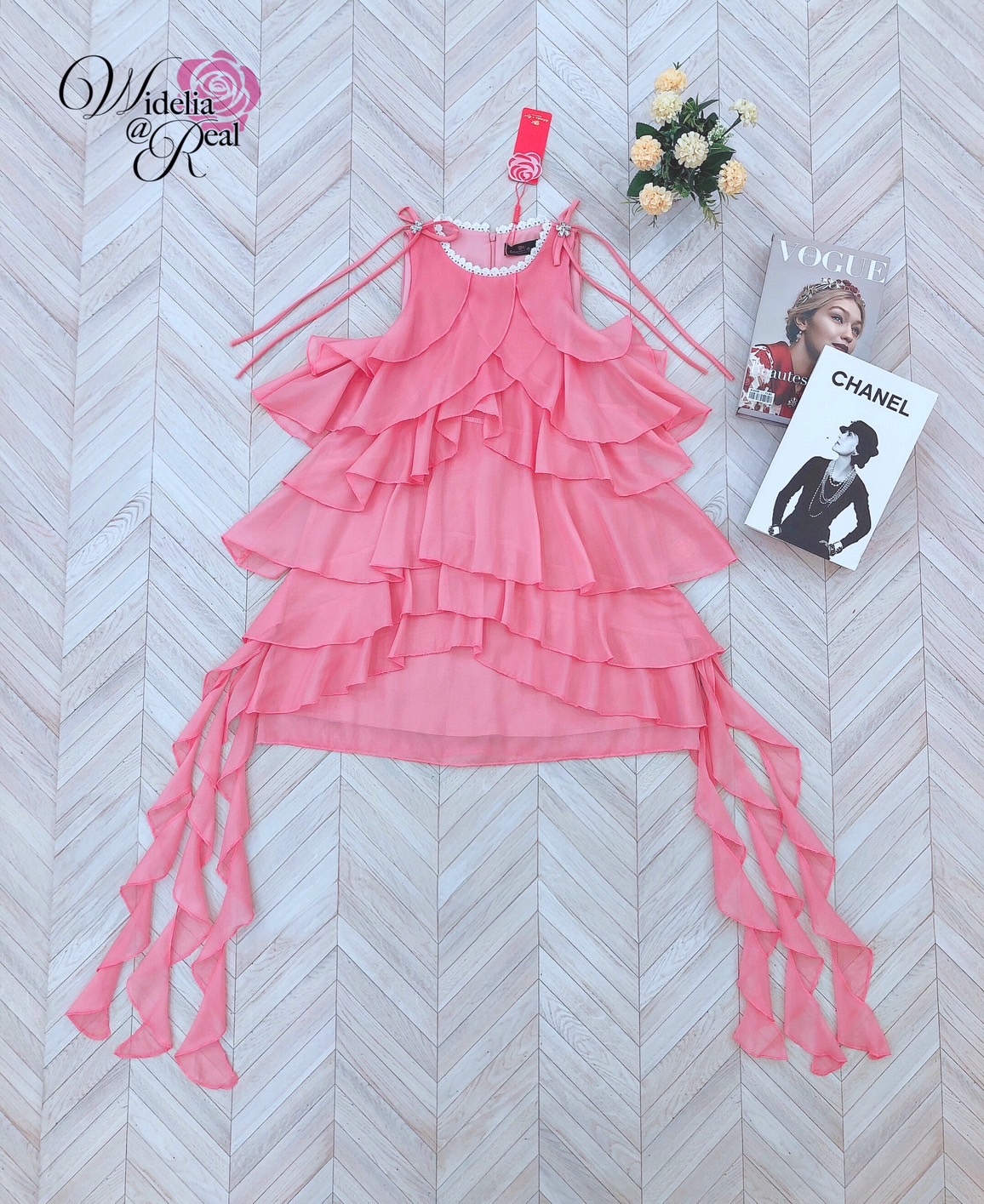 Korea Dress เดรสระบาย ทรงปล่อย แขนกุด ไหล่เย็บโบว์แต่งเพชร (ชมพู)