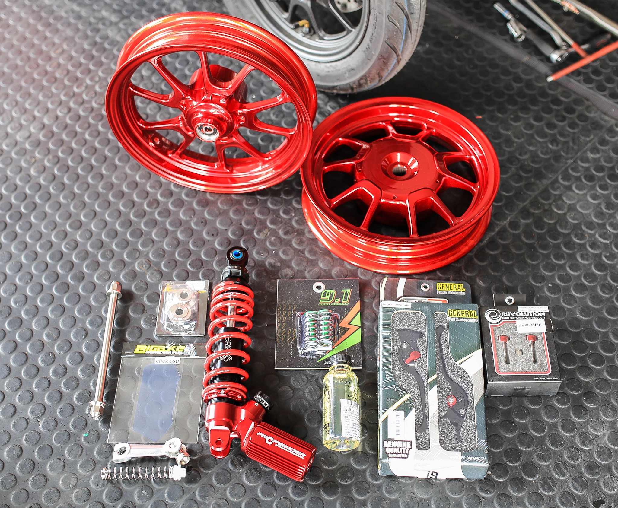 โช๊คหลัง profender X Series Honda Giorno 125 มีสีดำ และสีแดง ราคา 7,140 สินค้ารับประกัน 2 ปี