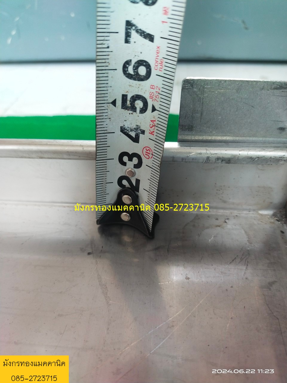 ถาดสแตนเลสแบบหนา ขนาด 45x84 ซม.ขอบข้างสูง 3.5 ซม. มีกั้นมุมเพื่อวางถาดซ้อนกันได้ ไม่มีรูเจาะ มีรอยการใช้งาน