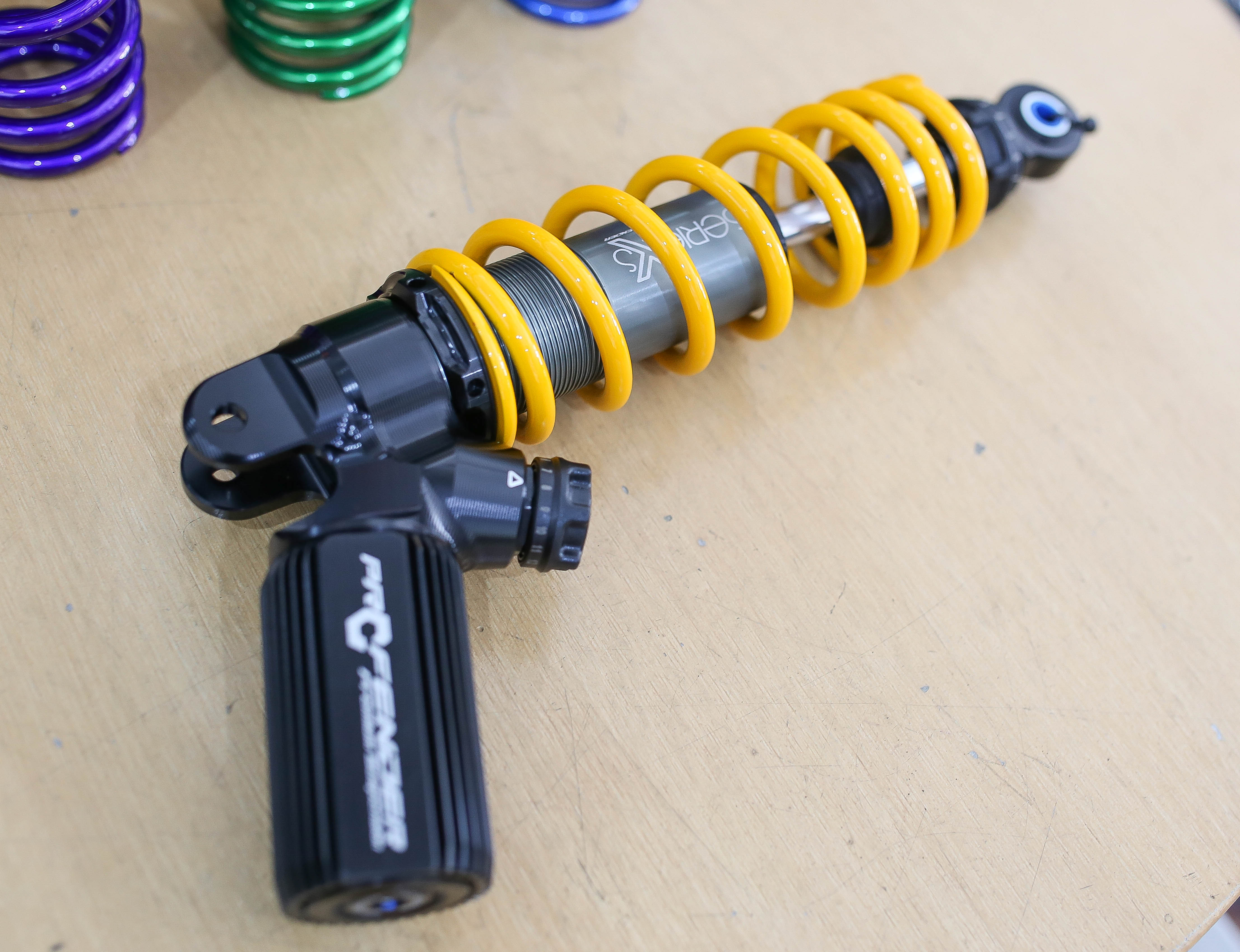 โช๊คสีสปริง profender สีพาวเดอร์โค๊ด โปรโมชั่น ลูกค้าซื้อโช๊คจากทางร้าน ซื้อสปริงสีเพิมเงิน300เท่านั้นครับ