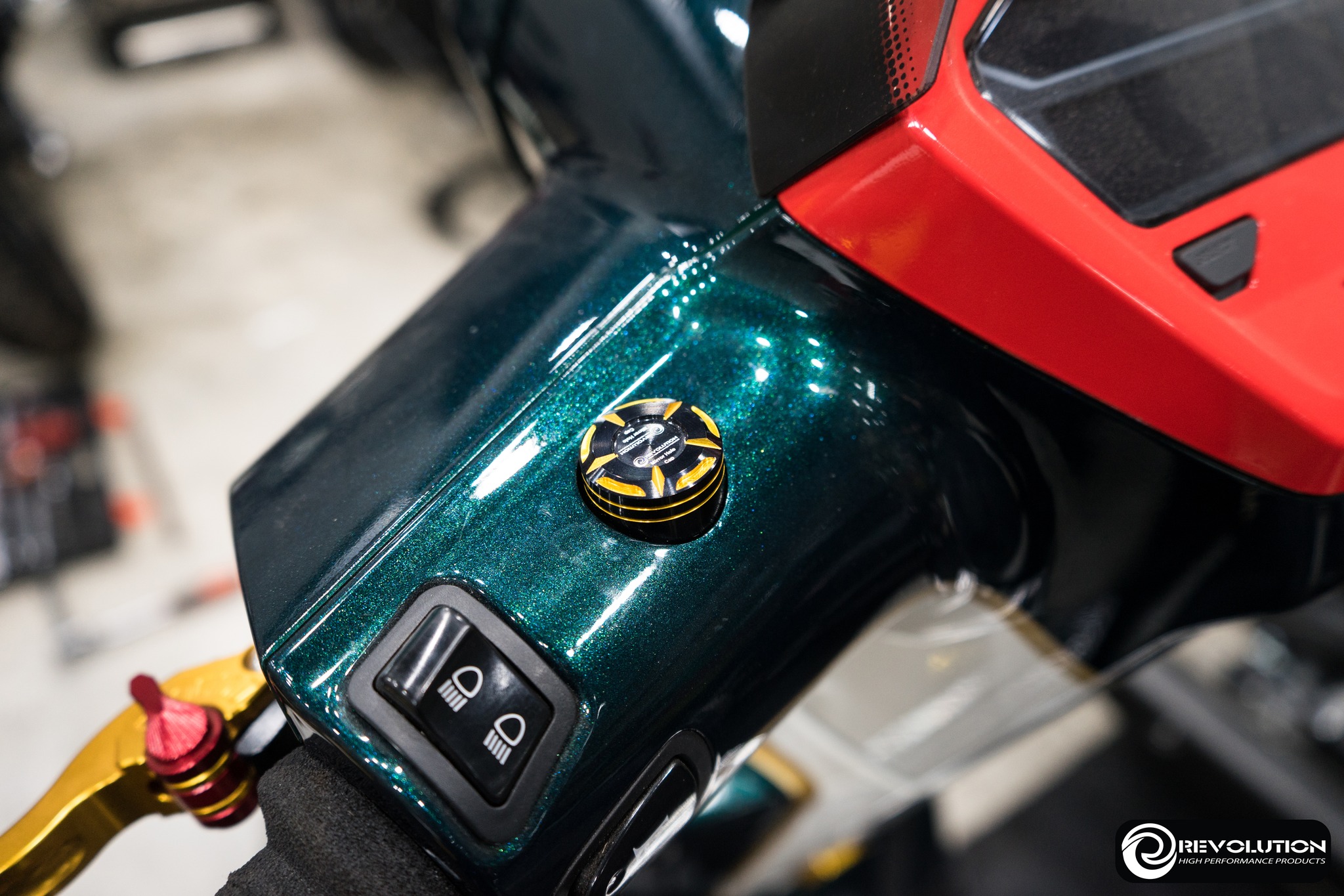 ตัวอุดรูกระจก ทูโทน REVOLUTION GIORNO+ รหัสสินค้า ดำแดง ดำทอง ดำเทา - ดำน้ำเงิน ดำเขียว ดำม่วง ราคา 550 บาท/คู่ ใส่ได้ทั้ง ABS และCBS ได้ทั้ง2รุ่น