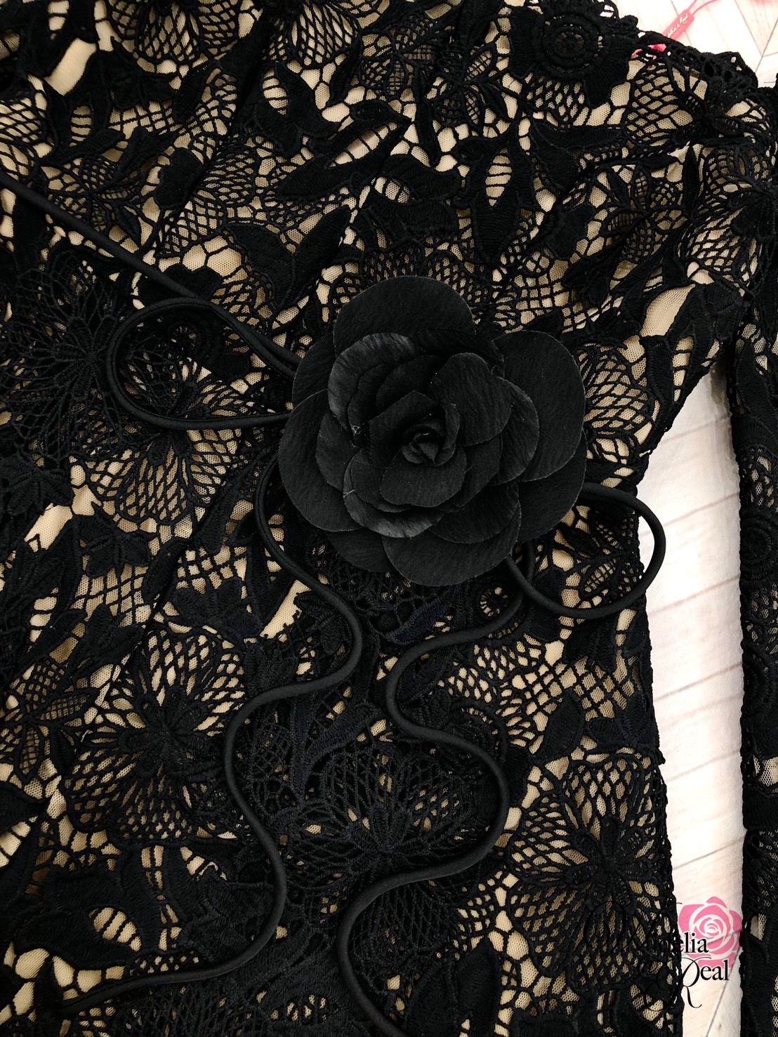 Korea Jumpsuit จั้มสูทขาสั้น แขนยาว ปาดไหล่ มีเข็มกัดดอกไม้