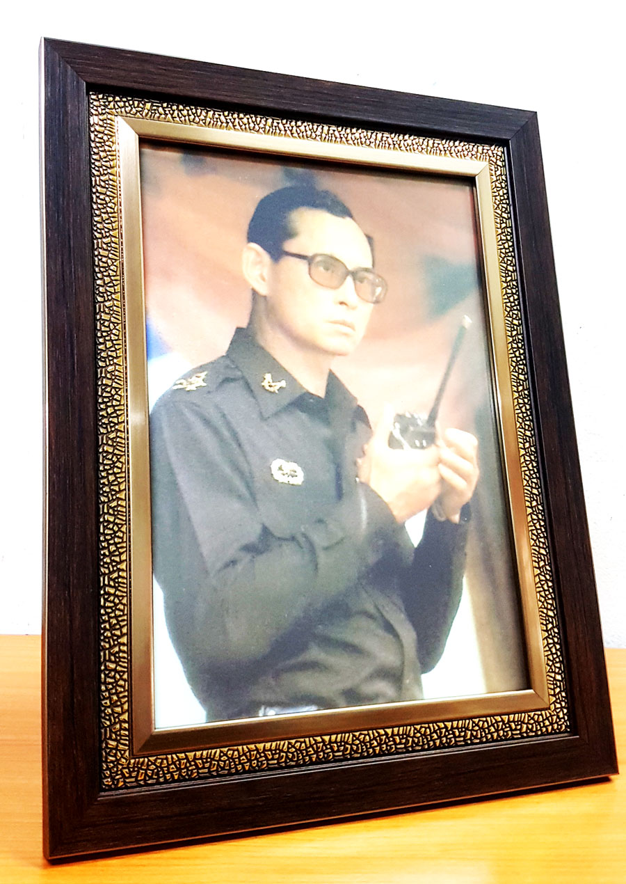 รูปในหลวงรัชกาลที่ 9 ทรงวิทยุสือสาร ที่สุดของความคลาสสิค กรอบรูปในหลวง