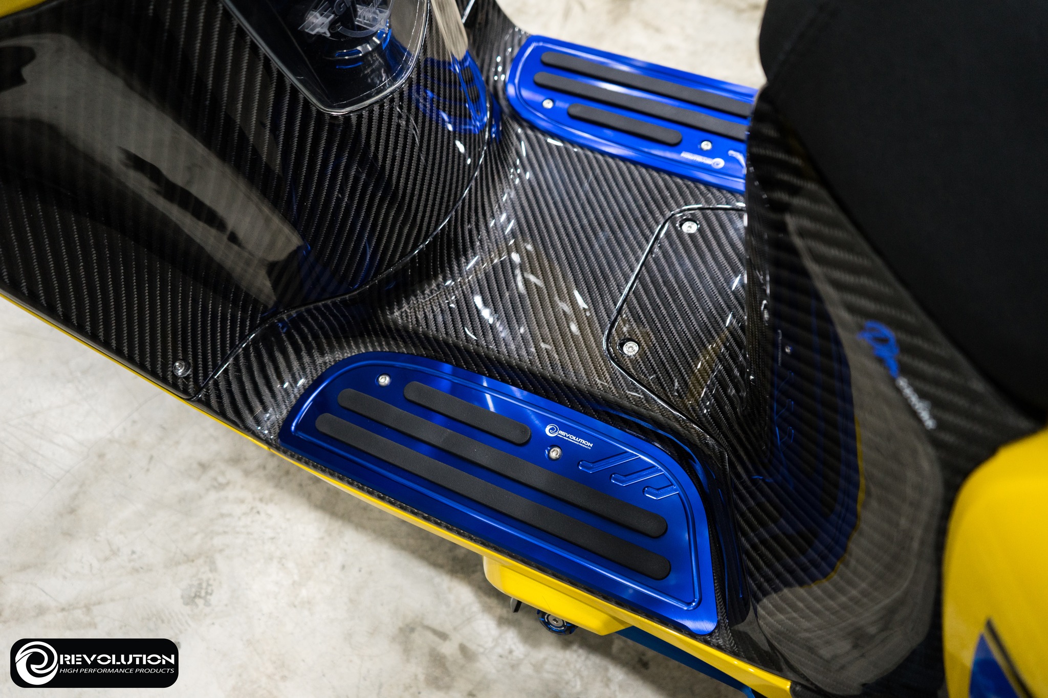 แผ่นรองพื้น (มีเนียม+ยาง) CNC REVOLUTION GIORNO+ - เงิน - แดง - ทอง- ดำ - เขียว - น้ำเงิน- ส้ม- ม่วง - ชมพู ราคา 1,480 บาท/ชุด