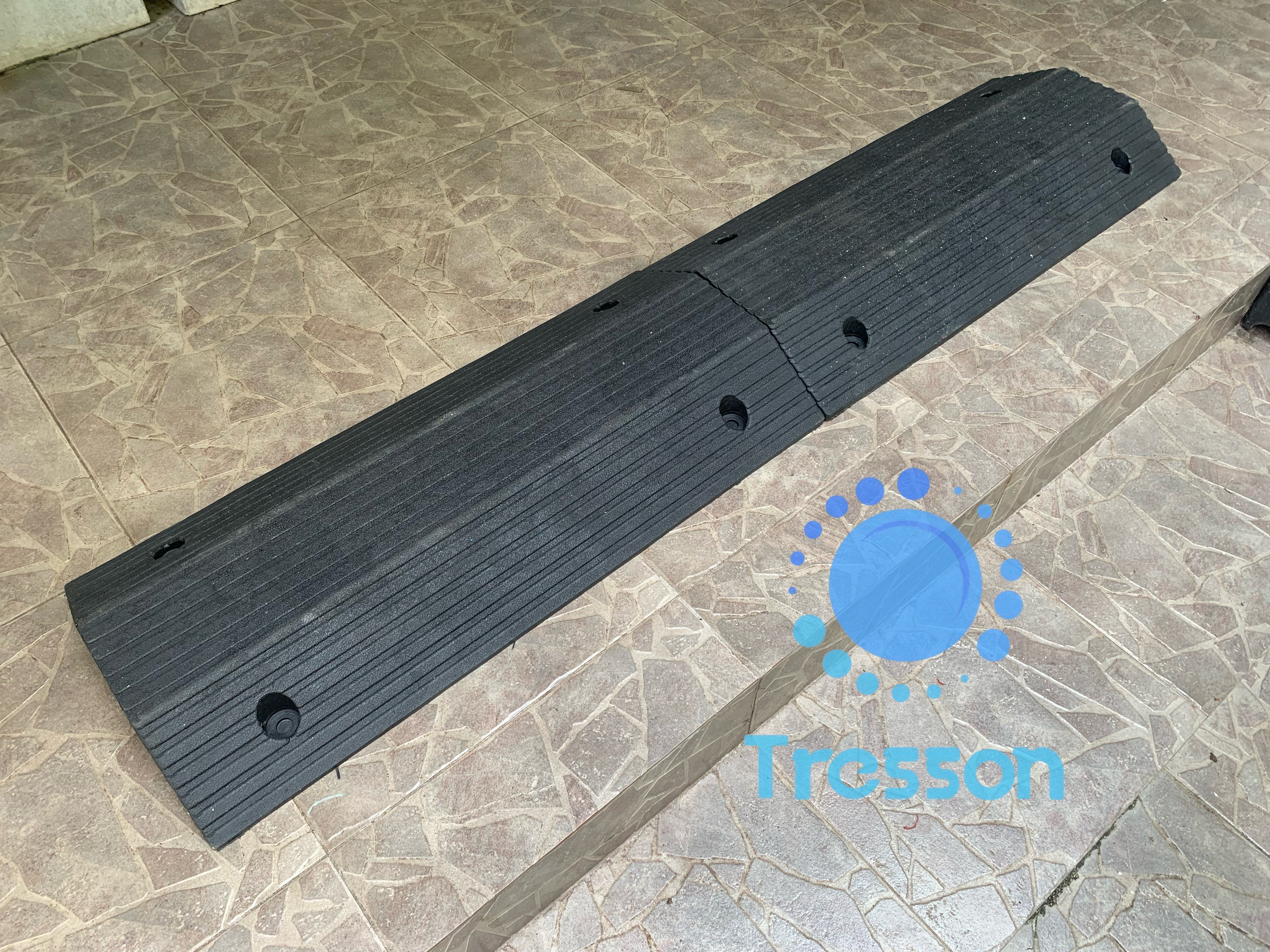 ทางลาดยางครอบท่อ ครอบสายไฟ ข้ามธรณีประตู สูง 8 ซม. กว้าง 40 ซม. ยาว 80 ซม(ด้าน) ขนาดช่อง 12x6 cm-นน.7 kg รับนน.สูงสุด700kg. Rubber Wire Cover Ramp 8x40x80 cm 13 kg