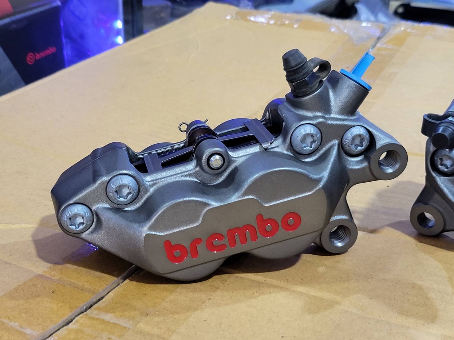 ปั้มBrembo Brake Set 4พอทหูชิด + ปักข้าง สีเทาและสีดำ (ของแท้100%)