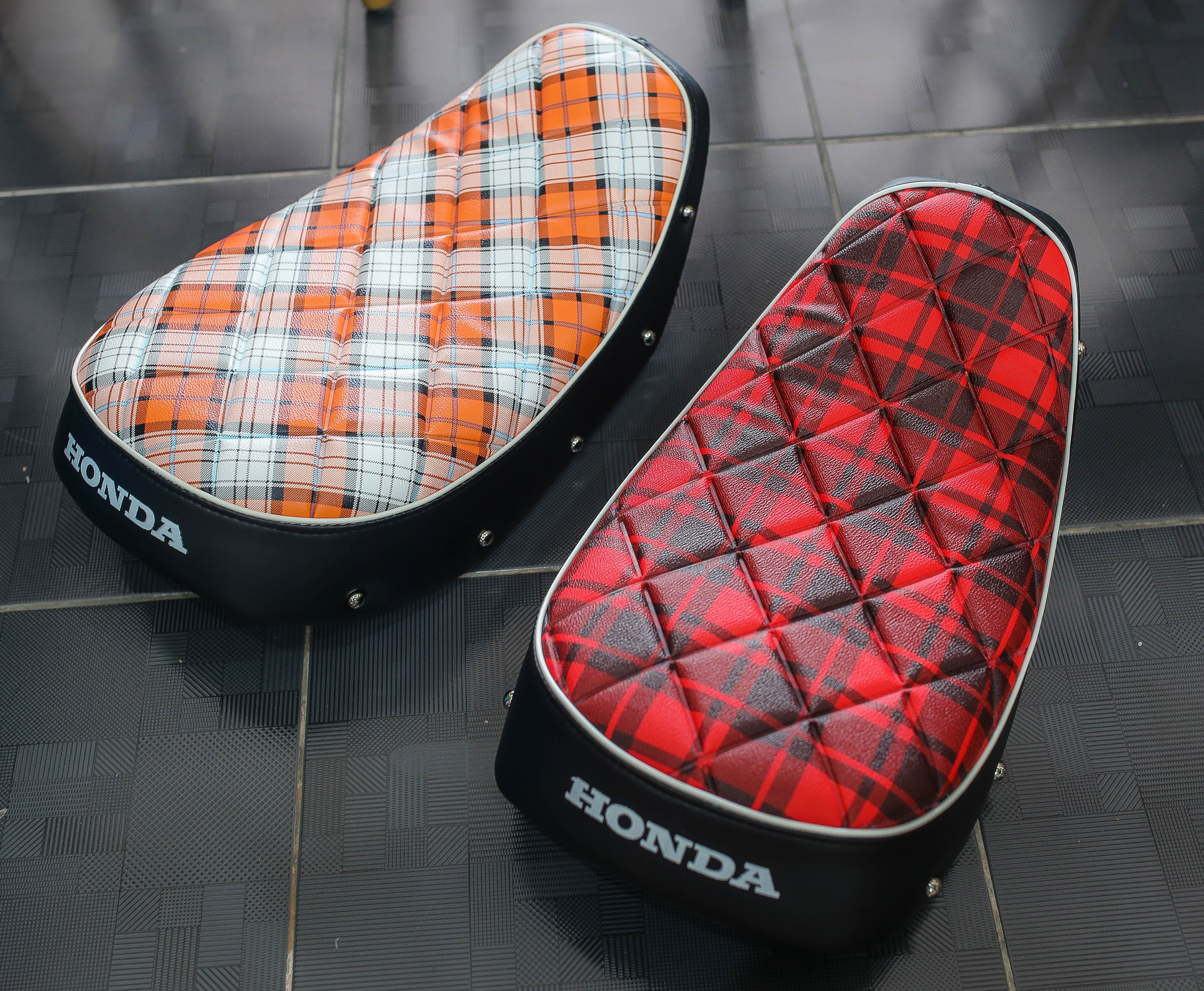 เบาะแต่ง หน่อยวัดด่าน Honda Mankey 125 ลายสก็อตแดง-ส้ม ราคา2800