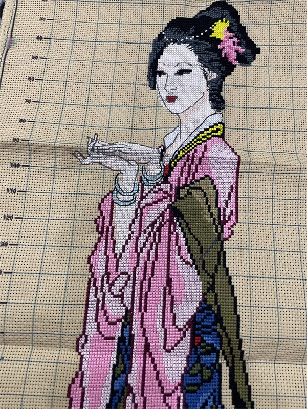 lady-1059 *พร้อมส่ง* ชุดปักครอสติช ลายสาวญี่ปุ่น (ผ้าสีน้ำตาลอ่อน ปักครั้งละ 3 เส้นเล็ก) ขนาด 45*88 ซม.ผ้าครอสติช 11CTสีน้ำตาลอ่อน พิมพ์ลายปักบนผ้า ไหมคอตตอน 18 สี ผังลาย เข็ม