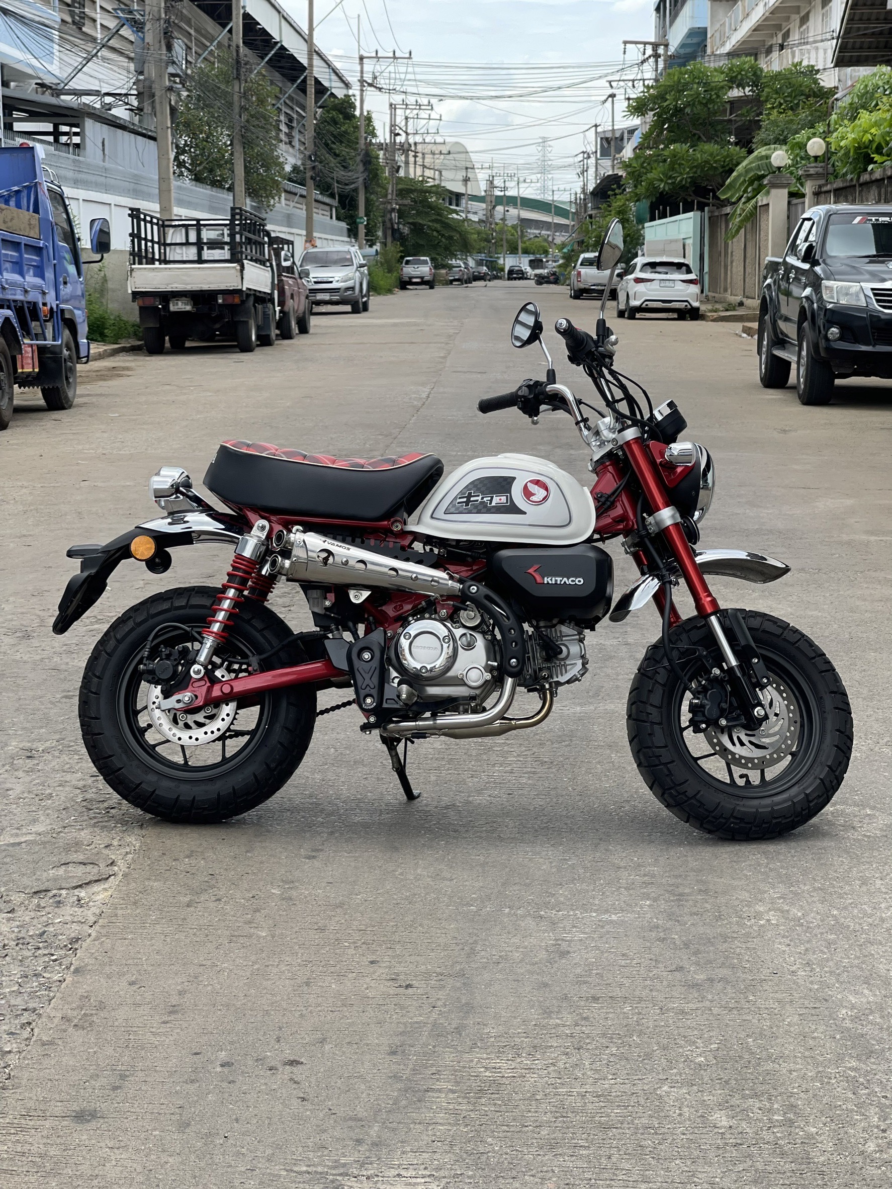 ท่อ MONKEY125 Vamos ตรงรุ่น เสียง นุ่ม ไพเราะ วัสดุน้ำหนักเบา ให้อัตตราเร่งที่ดี มาพร้อมอุปกรณ์ติดตั้งครบ ท่อมี มอก. ใช้งานได้สบายใจ