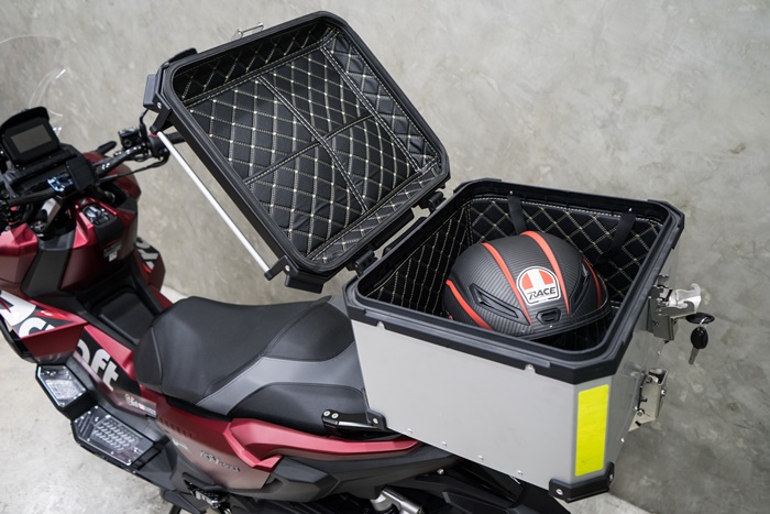 กล่องท้ายเบาะ (ปีบมีเนียม) LINE X ADV 45L สี เงิน- ดำ ราคา 5,300 บาท/ใบ 55L สี เงิน- ดำ ราคา 5,900 บาท/ใบ