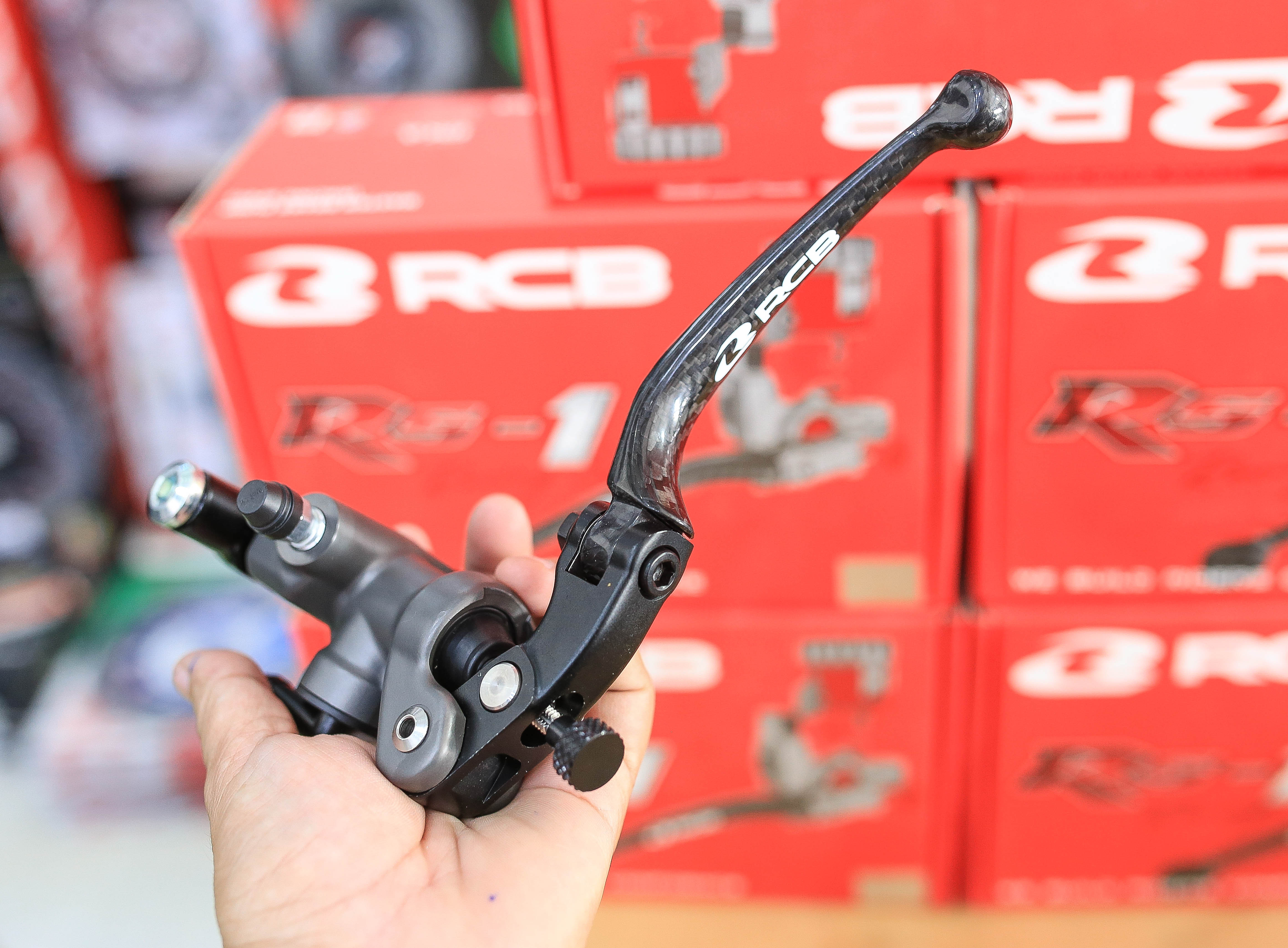 ปั๊ม RCB Racing Spec รหัส RS-1 ตัวปั๊มขนาด 17 mm พร้อมก้าน Carbon ราคาตัวละ 4,900.- คู่ละ 9,800.