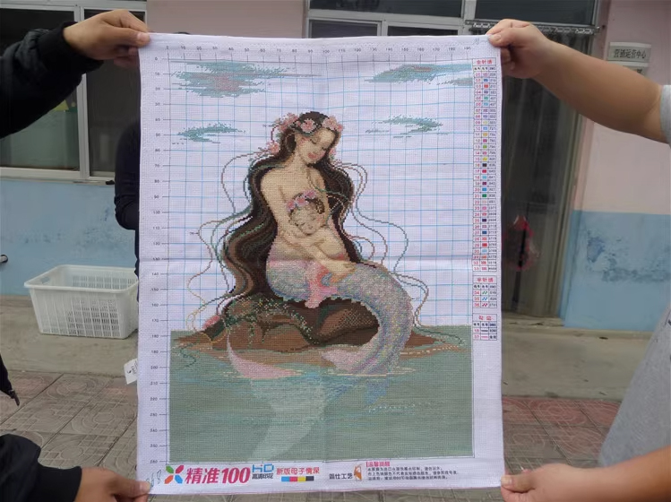 lady-1111 *สินค้าหมด* ชุดปักครอสติช ลายคุณแม่นางเงือก (ผ้า11CTพิมพ์ลาย ปักครั้งละ 3 เส้นเล็ก) ขนาด 50*65 ซม. ผ้าครอสติช 11CTพิมพ์ลายปักบนผ้า ไหมคอตตอน 34 สี ผังลาย เข็ม