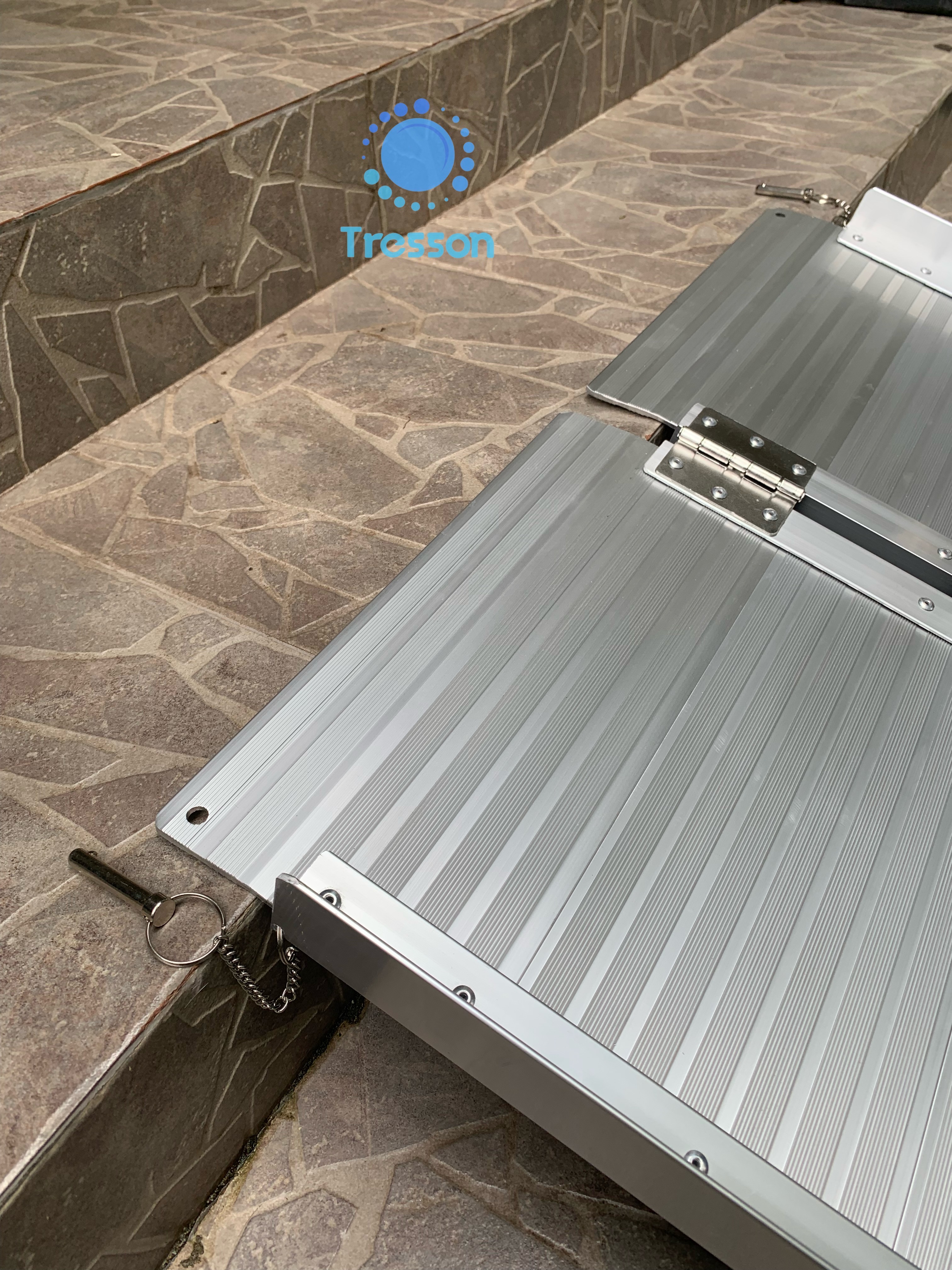 ทางลาดรถเข็นอลูมิเนียม รุ่นประหยัด ยาว2ฟุต กว้าง73ซม.นน.5.45 kg.พกพา พับได้ ใช้ได้กับความสูงถึง18 ซม.รับนน.275 kg