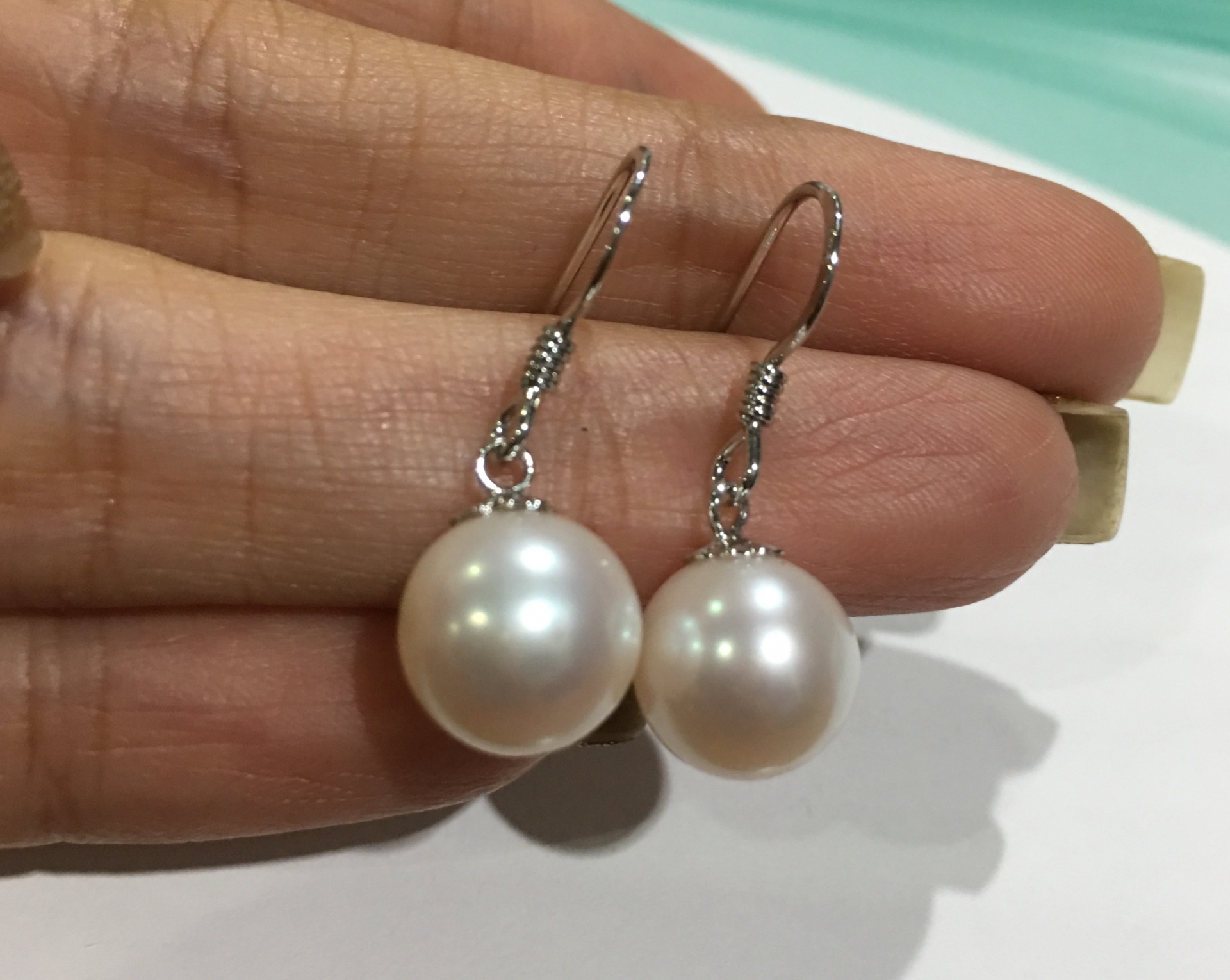 ต่างหูไข่มุกแท้น้ำจืดแบบห้อย ขนาด 9-11 มิล กลม สีขาว ก้านเงินแท้
