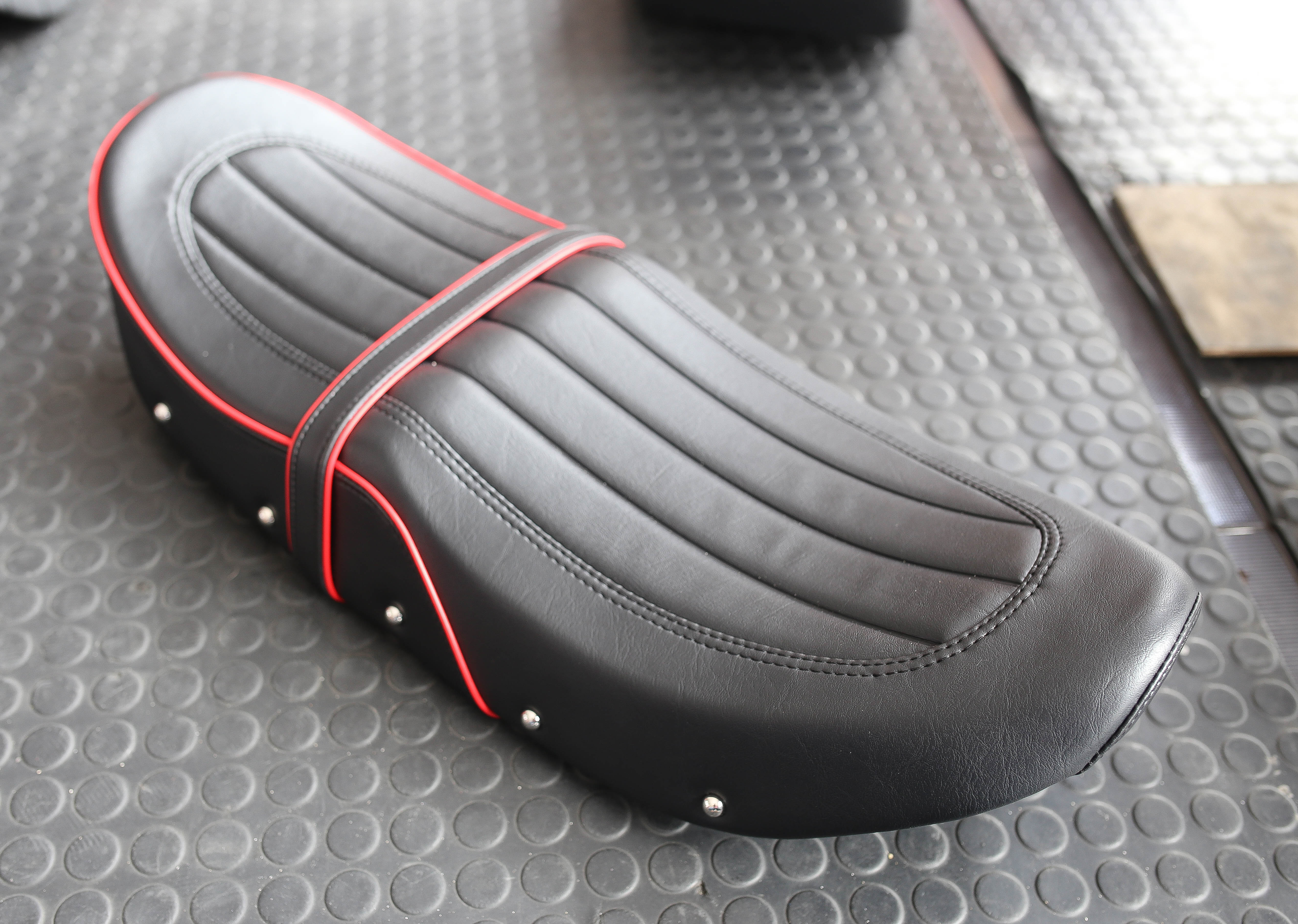 สินค้าใหม่ เบาะ DAX125 หน่อยวัดด่าน มี5สี13ลาย โครงเทียม สวยเข้ารูป