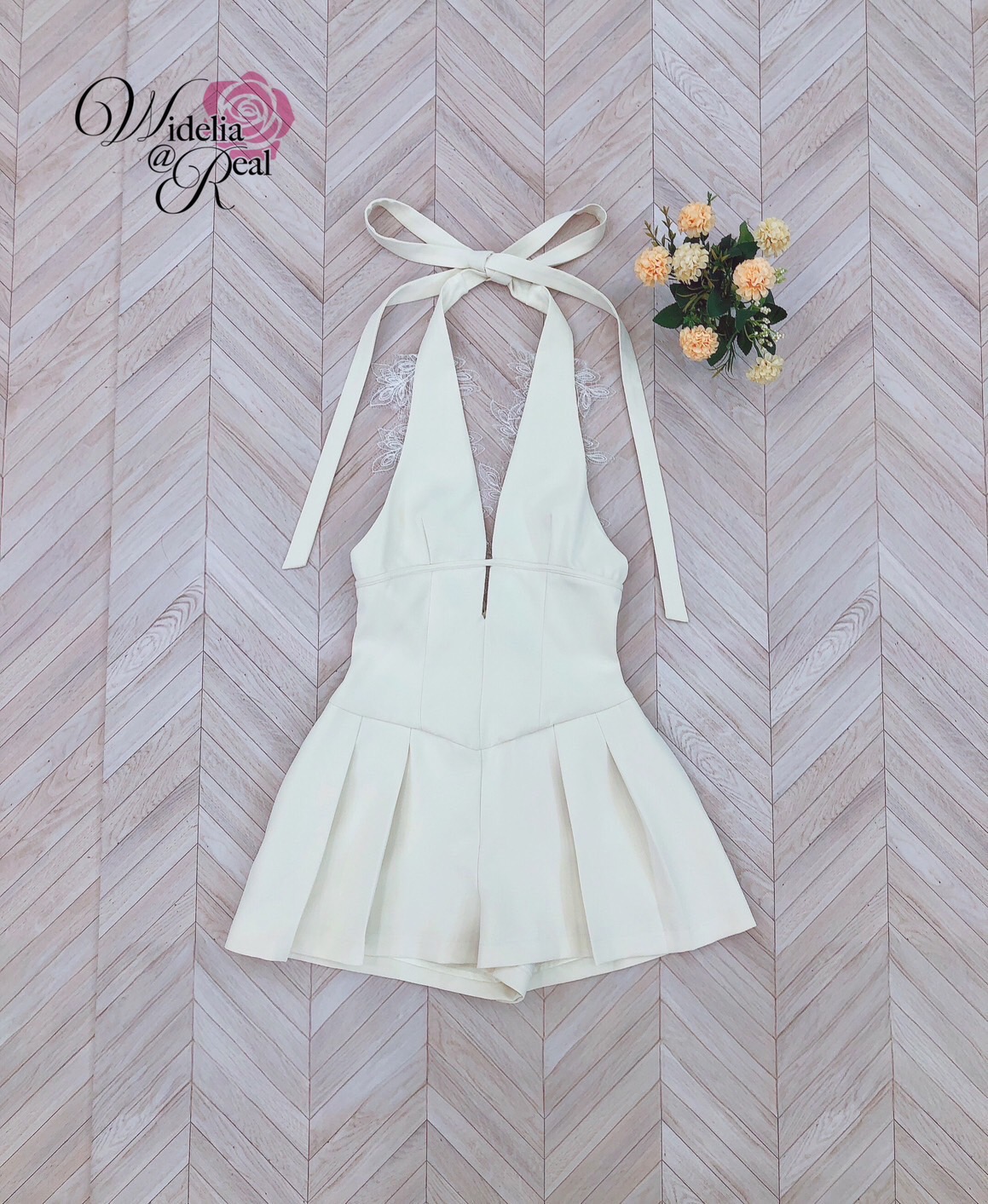 Korea Jumpsuit จั้มสูทขาสั้นบาน สายคล้องคอผูกโบว์ (ครีม)