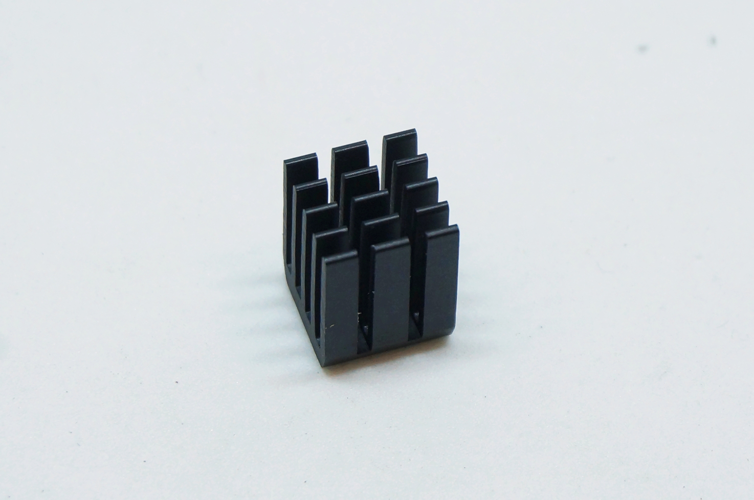 แผ่นระบายความร้อนสีดำ ขนาด 9x9x12mm