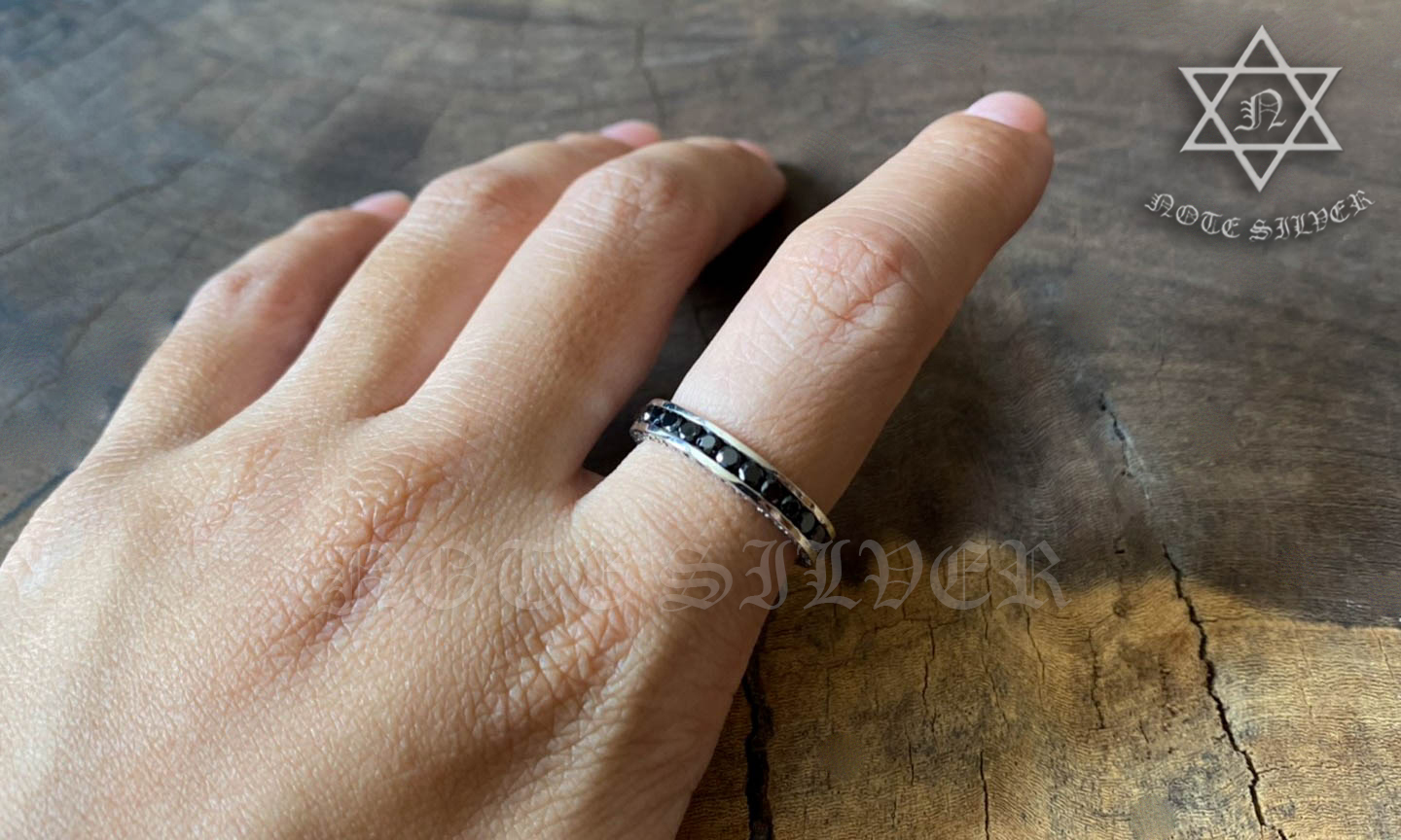 แหวนเงินแท้ นิล 2.2mm รอบวง ทรงกลม รมดำ เน้นอักษรชัดๆ Sterling Silver 925 NSRG2528