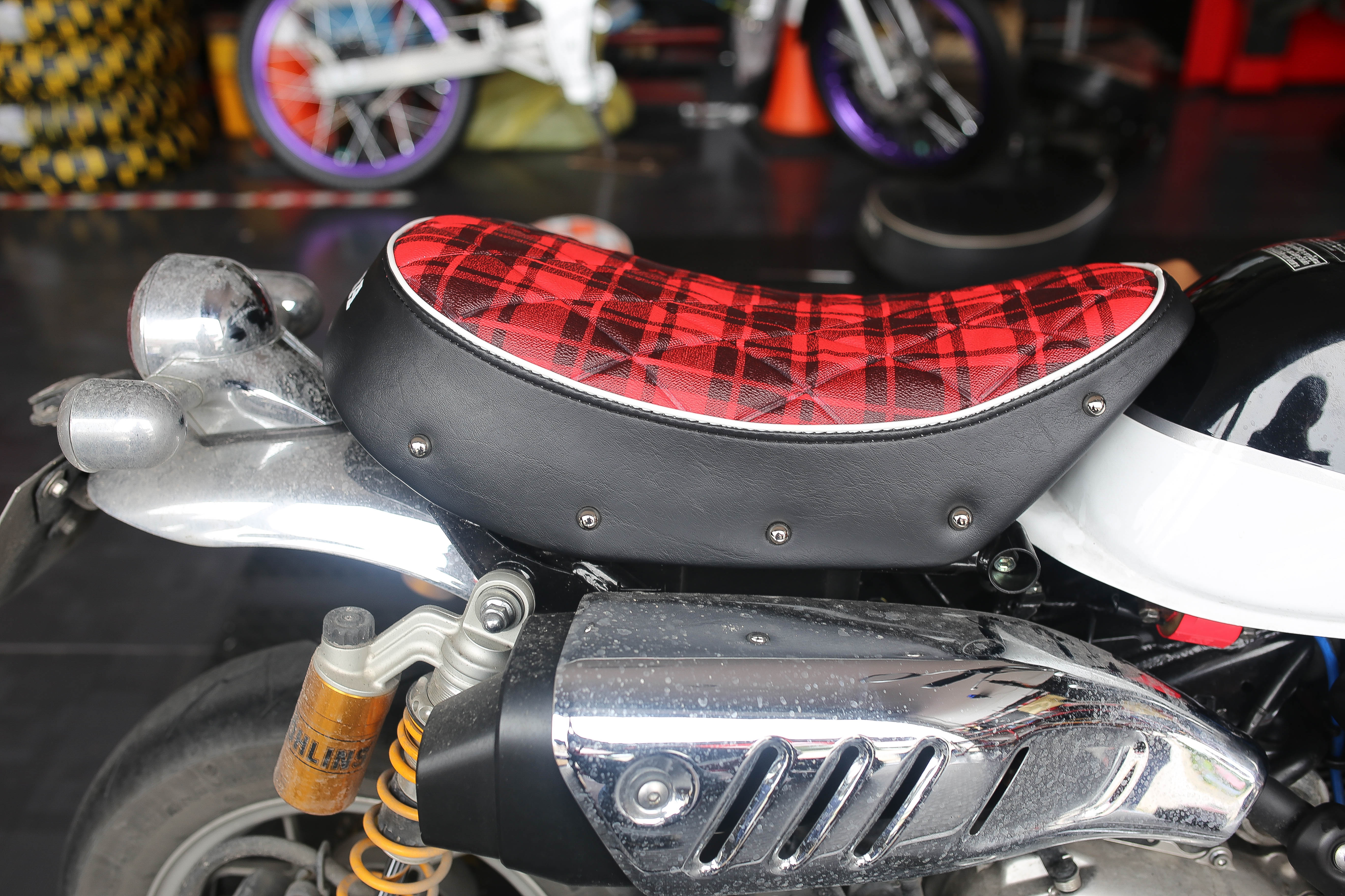 เบาะแต่ง หน่อยวัดด่าน Honda Mankey 125 ลายสก็อตแดง-ส้ม ราคา2800