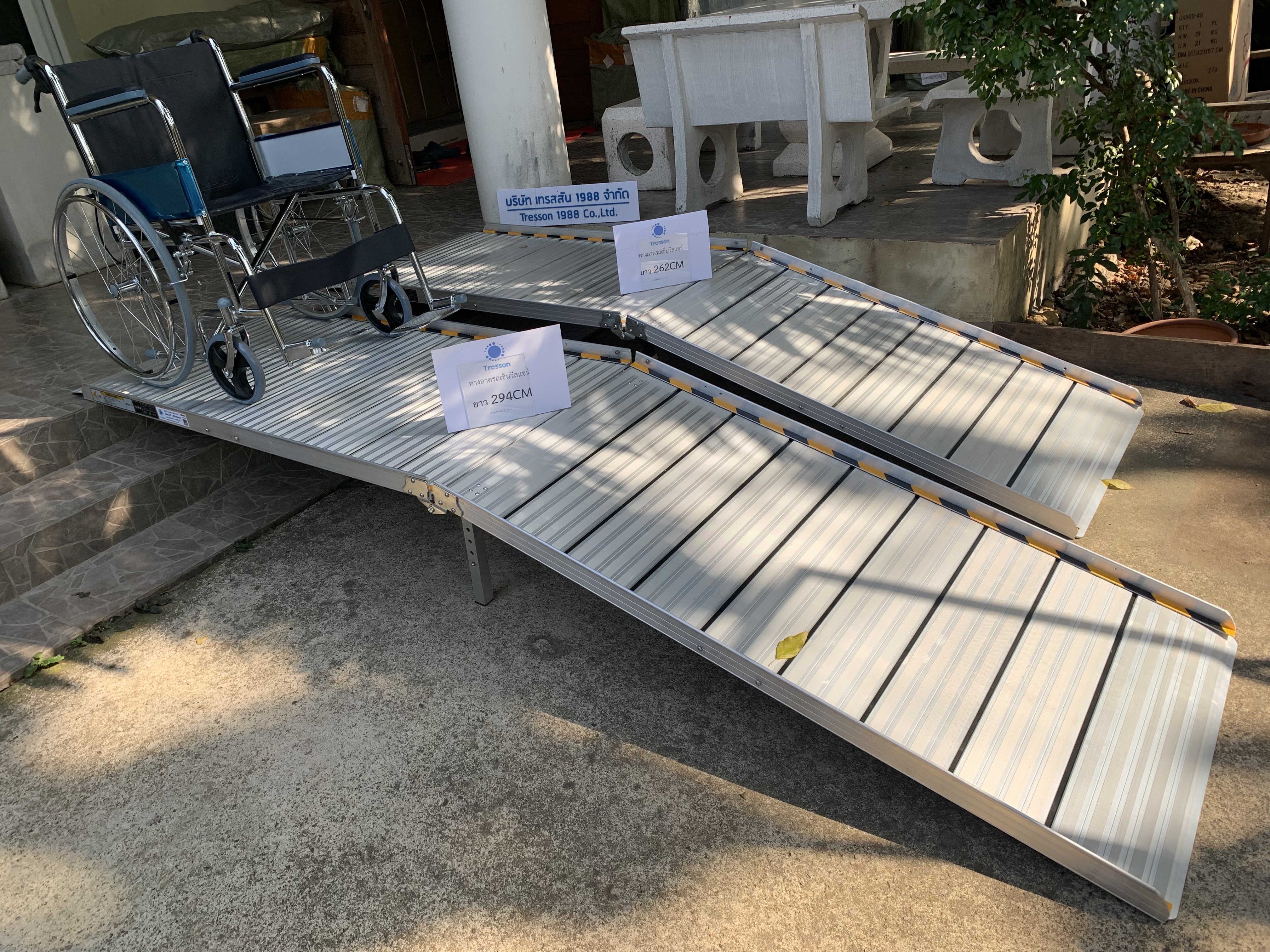 ทางลาดรถเข็นอลูมิเนียมยาวพิเศษ294ซม (294x75x5.5cm) พับครึ่งด้านยาว หนัก 26 kg **มีของพร้อมส่ง - Aluminium Ramp 294x75x5.5cm 26kg