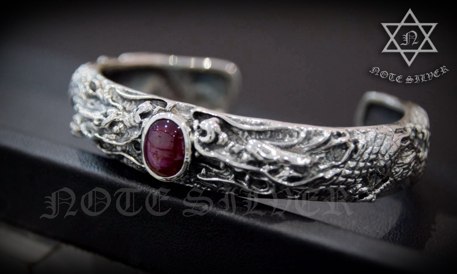 กำไลข้อมือเงินแท้ ลายมังกรฝังทับทิมมาดากัสการ์ หลังเบี้ย Sterling Silver 925 NSBL2448