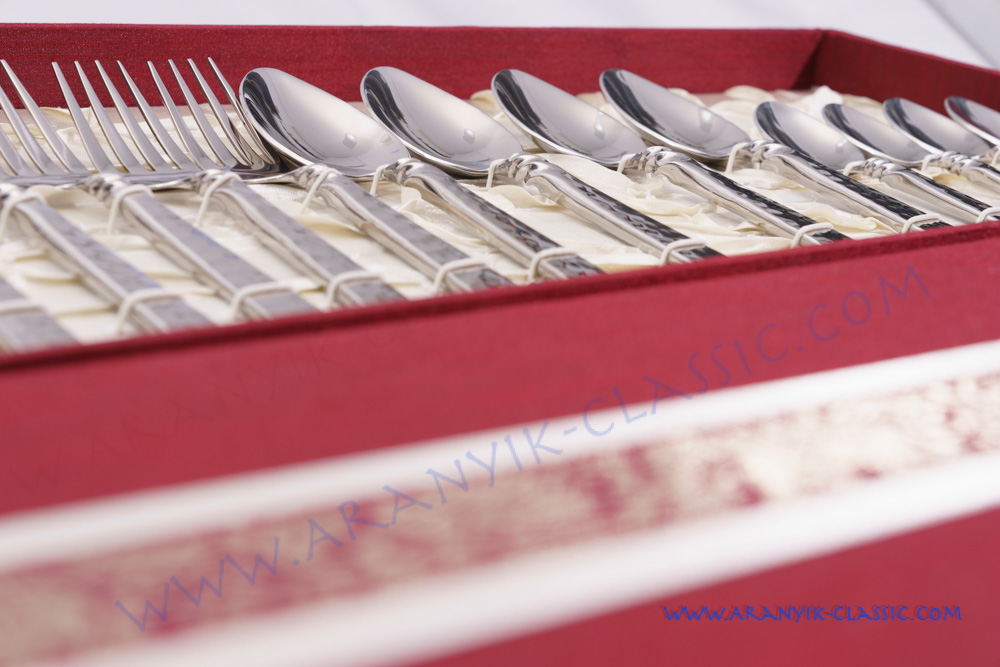 ของขวัญให้ต่างชาติ ช้อนส้อมมีด 16 ชิ้นในกล่องผ้าไหม