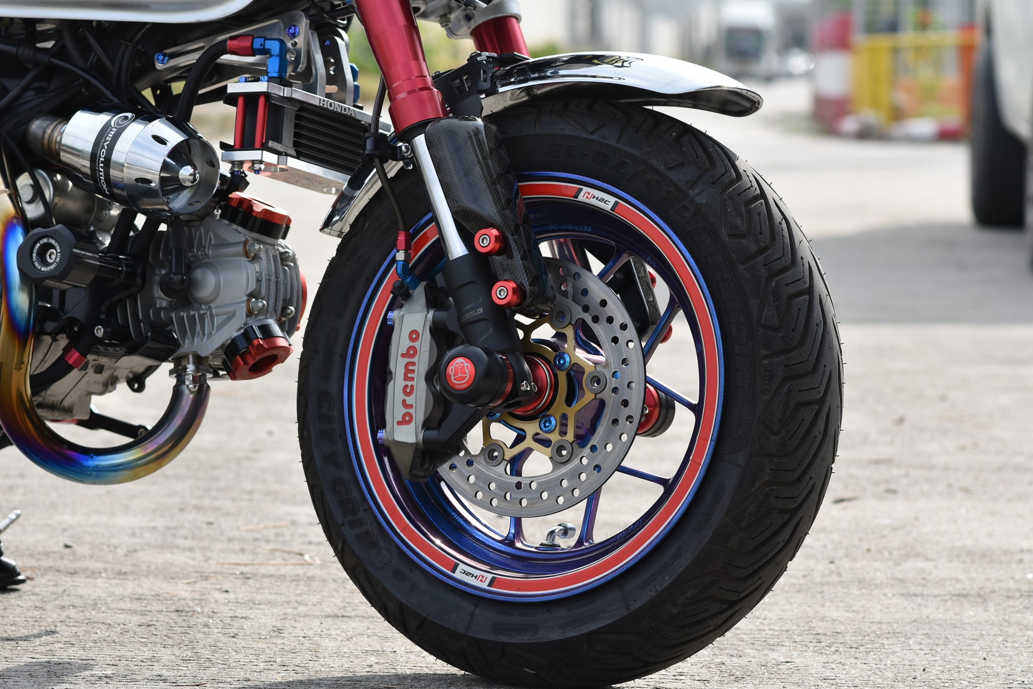 UPSIDE DOWN MONKEY-125 -หัวโช้ค CNC 3D สำหรับปั๊ม BREMBO 4 POT 100 มิล.