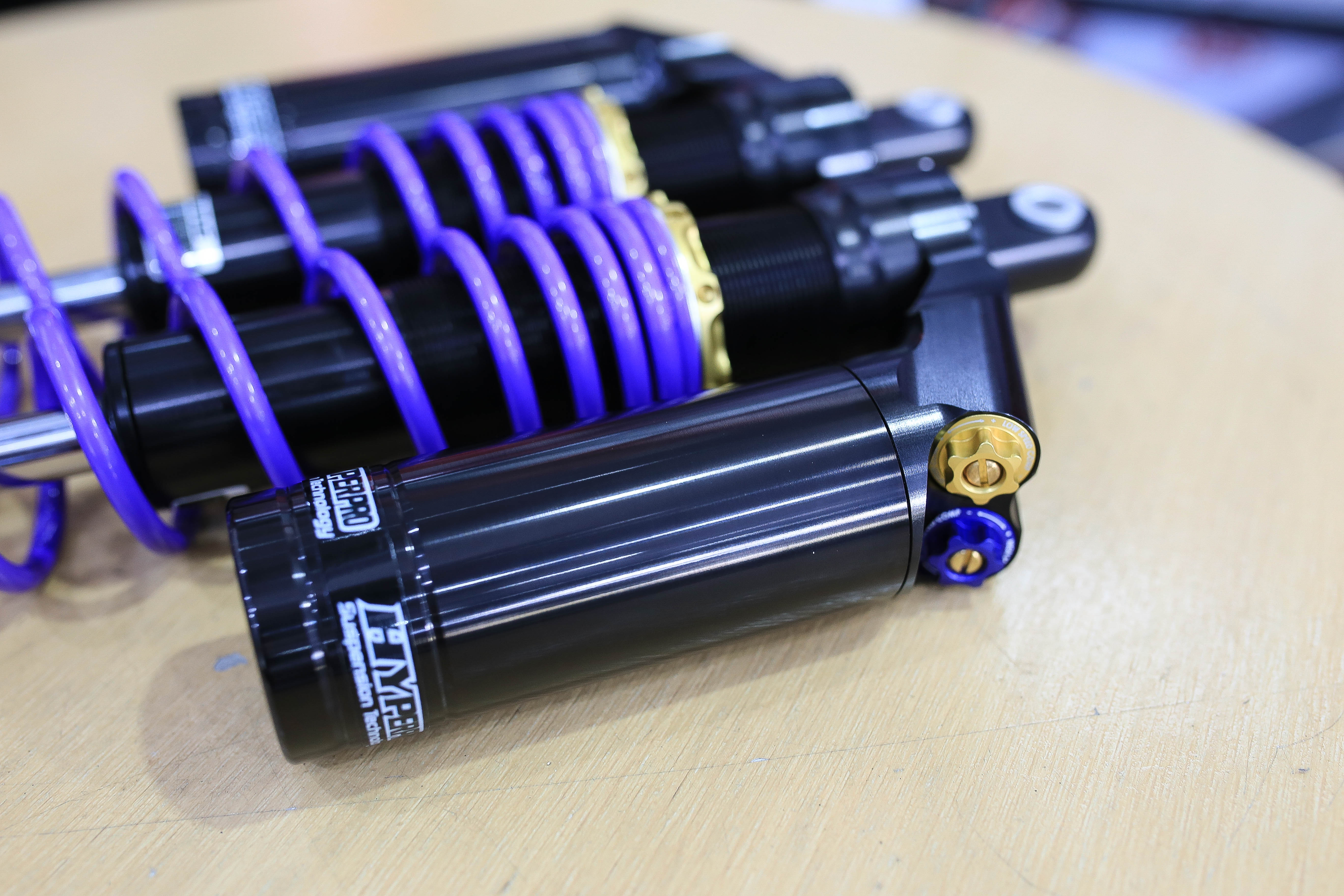 โช้คคู่จาก HYPERPRO NEW FORZA350 โดยเฉพาะ ถ่ายทอดดีเอ็นเอของ HYPERPRO เพิ่มความเร้าใจให้ทุกการขับขี่ ทั้งนี้ HYPERPRO SHOCK-UP ที่ติดตั้งในรถรุ่นนี้ ถือเป็นหนึ่งในรุ่นที่ดีที่สุดของระบบกันสะเทือนแบบคู่ โดยผลิตจากอะลูมิเนียมขนาดเบา กระบอกขนาด 36 mm. ประกอบ