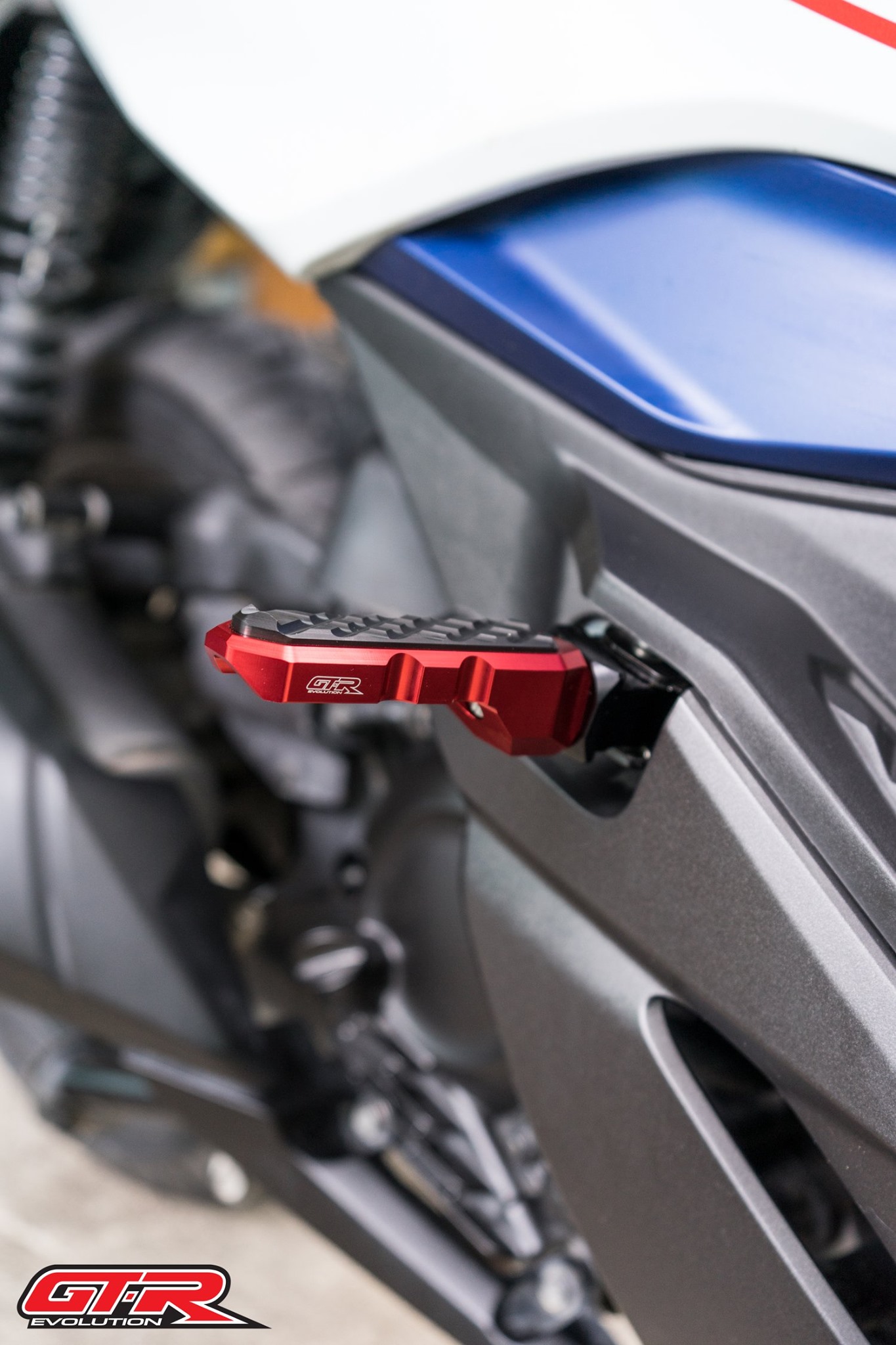 พักเท้าหลัง CNC GTR FORZA 350 - 300 G2 ADV 350 / LEAD 125 /