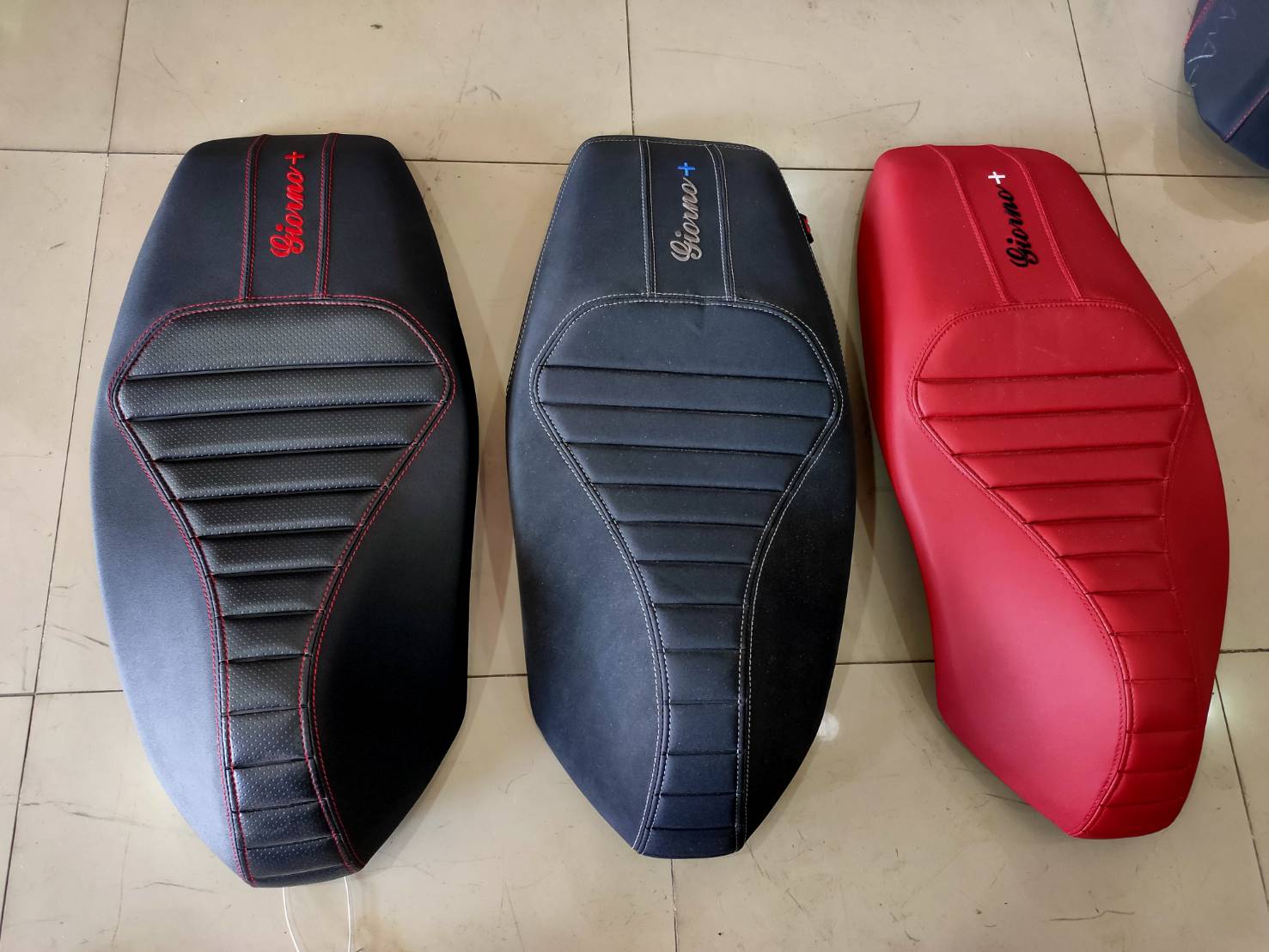 เบาะ Honda Giorno+ โครงเทียม หน่อยวัดด่าน มี 3 สีให้เลือก ดำด้ายแดง ดำด้ายดำ เบาะแดง