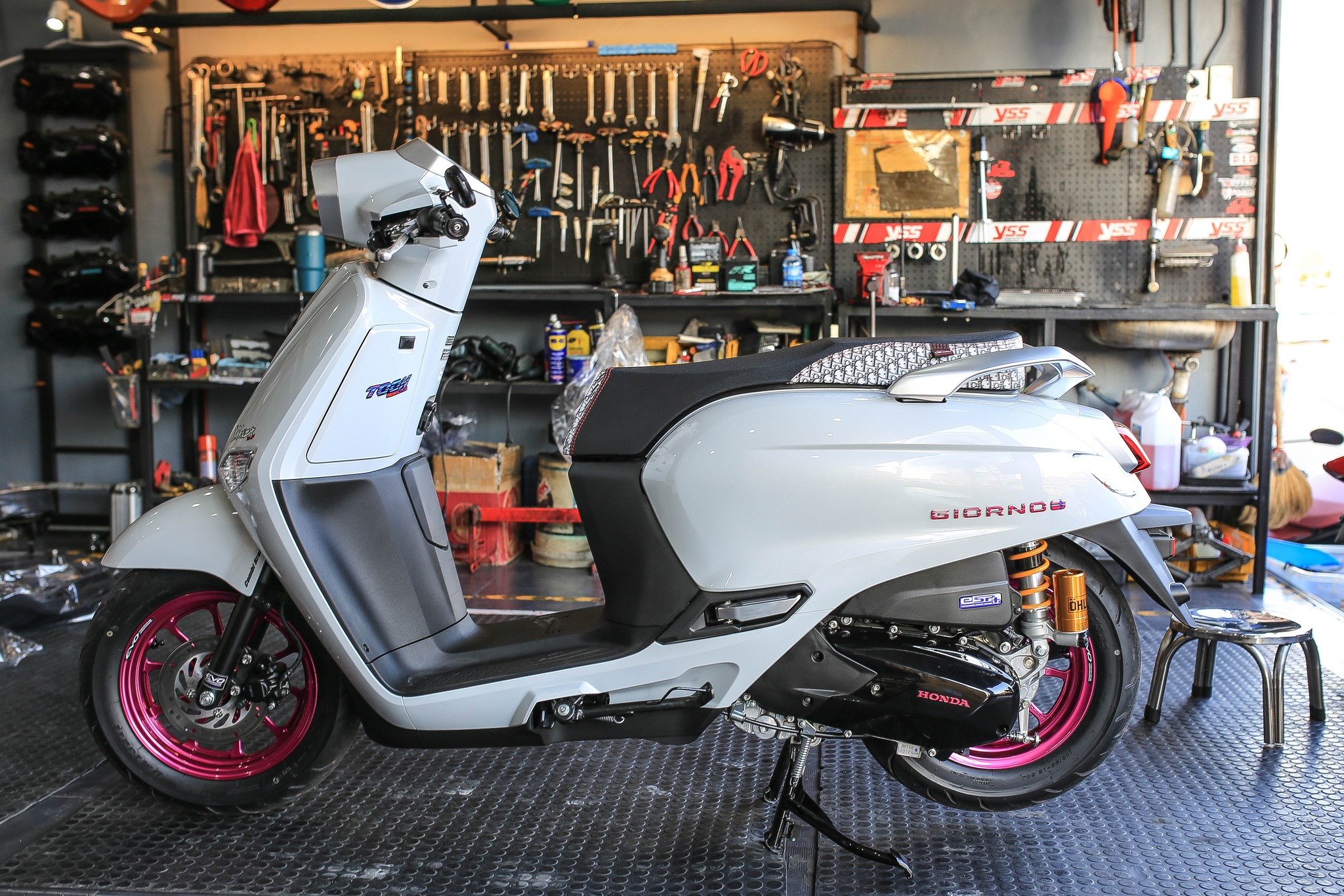 โช๊คหลังOHLINS HO328 (328.5 mm Honda Lead125) Honda Giorno125,Lead125 ราคา13500