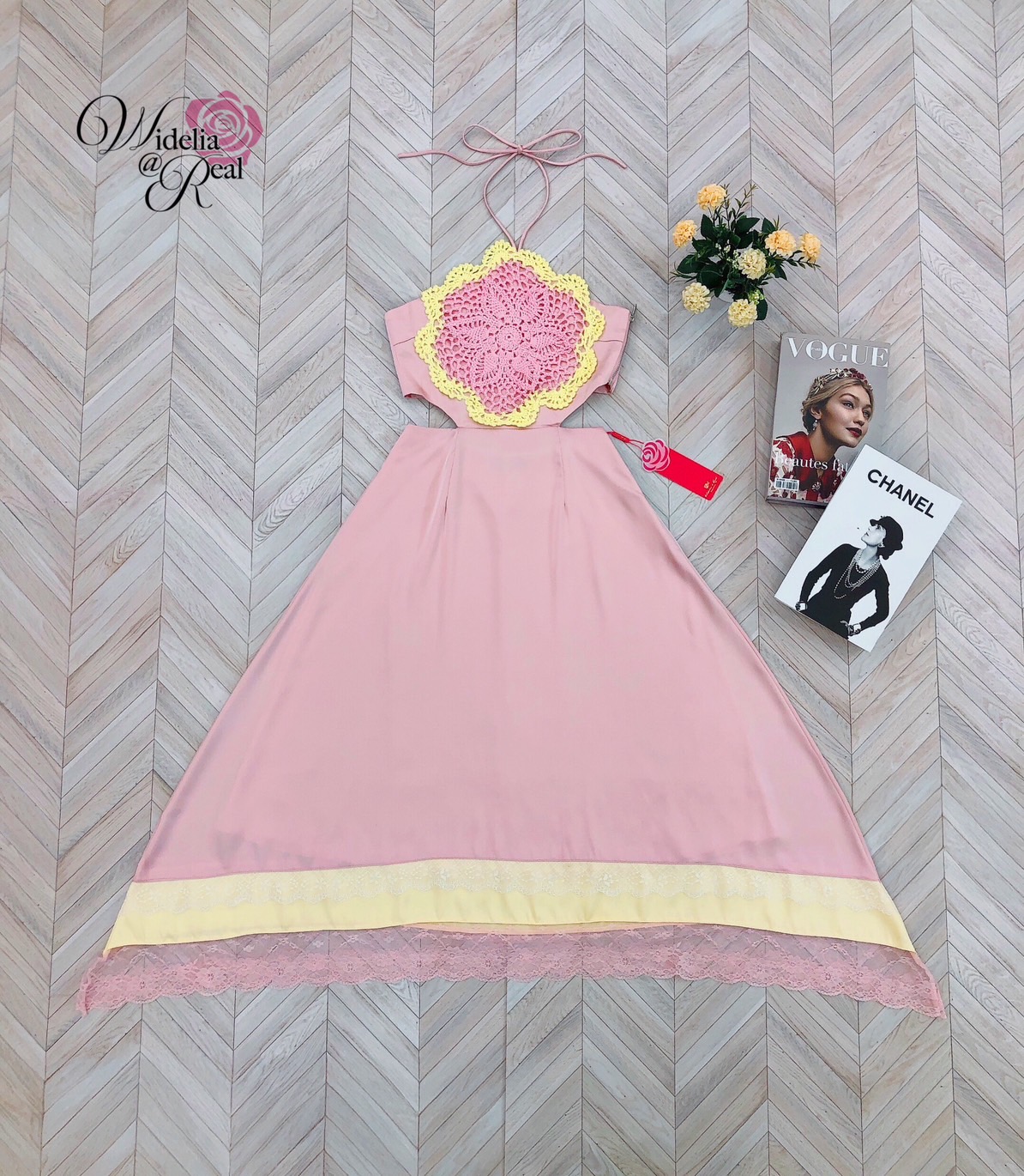 Janesuda Maxi dress แม็กซี่เดรสสายคล้องคอ อกงานถักดอกไม้เย็บปะติดช่วงอก