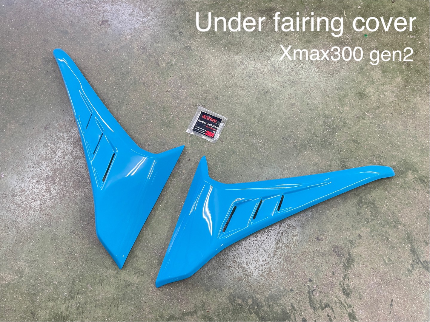 Xmax300 Body kit MotozAAA Body kit 1). ครอบหน้ากากหน้า Front fairing cover 1500฿ 2). ครอบกาบอกซ้าย-ขวา Big side fairing cover 2790฿ 3). ครอบบังโคลนหน้า Front fender cover แบบ3ชิ้น (ชุดเต็ม ) 2100 แบบ2ชิ้น (ข้าง R/L ) 1490฿ ( ลายเคฟล่า +250฿ ) 4). ครอบปีกข