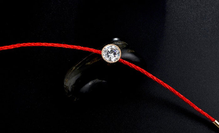 สร้อยข้อมือเชือกแดง เสริมดวงและความรัก เพชรสวยมากจาก ออสเตรีย