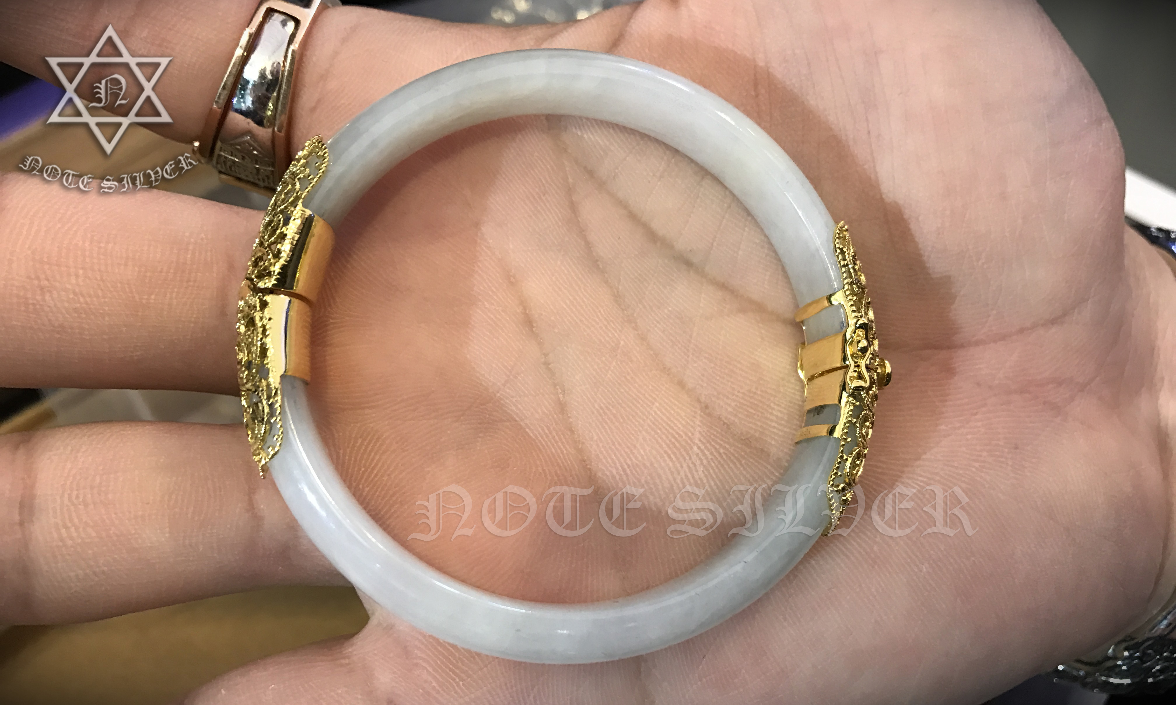 กำไลงาช้าง หุ้มด้วยทองแท้ และลงยา ทรงบานพับ และมีเซฟล็อค 9k GOLD NSYG1410