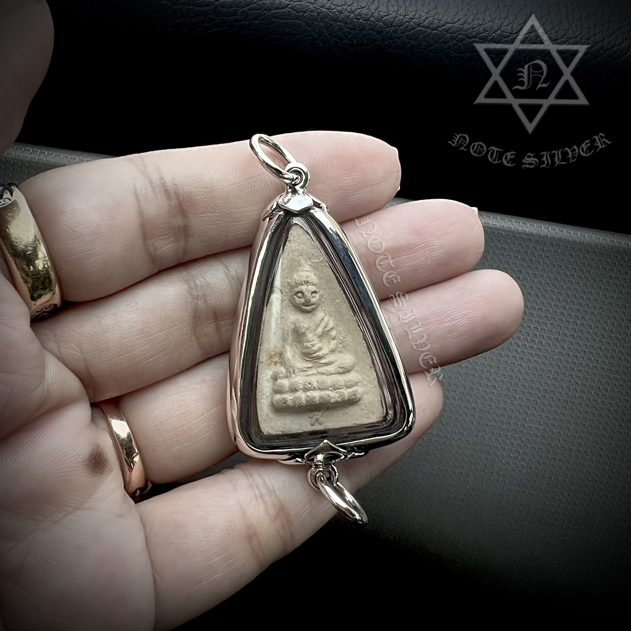 เลี่ยมผ่าหวายเงินแท้ พลาสติกกันน้ำ บัว2หูบนล่าง Sterling Silver 925 NSSV3123