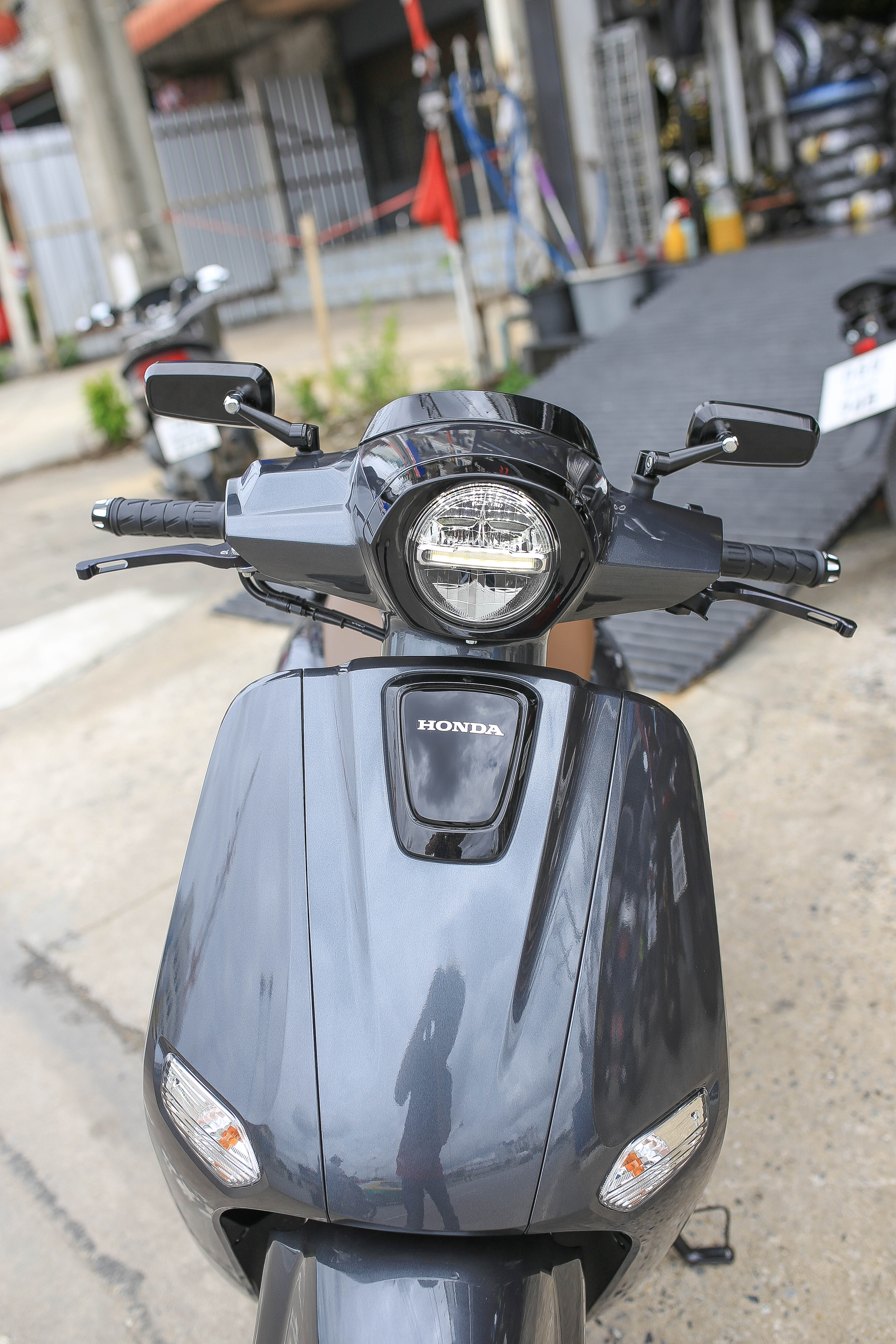 กระจกเหลียมขาสั้น เลนส์ตัดแสง มีสีดำ-สีเงิน ราคา750