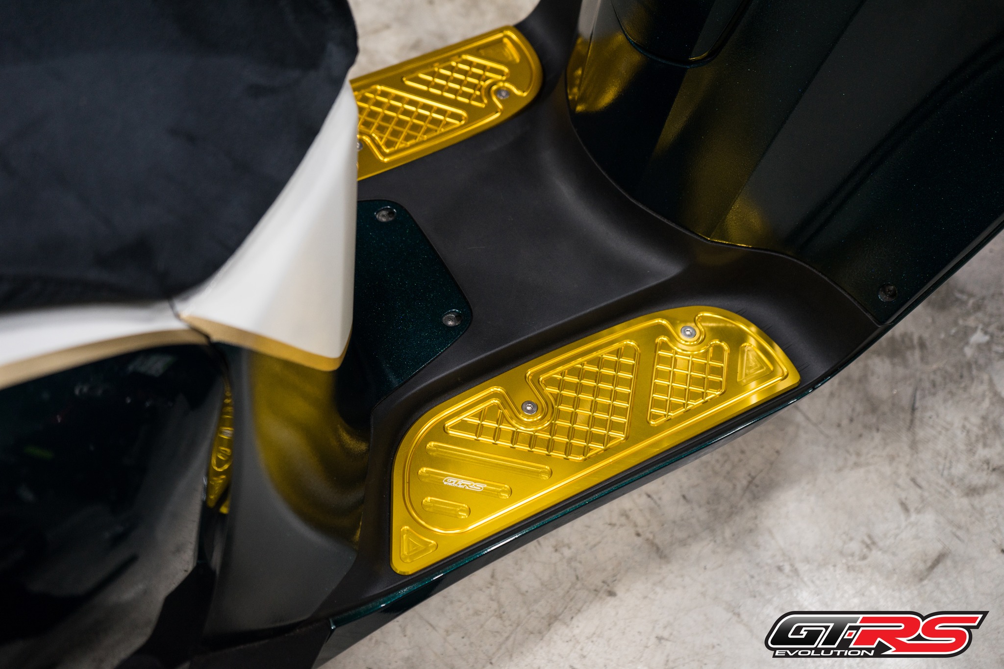 แผ่นพื้นพักเท้าหน้า(มีเนียม) CNC GTRS GIORNO125