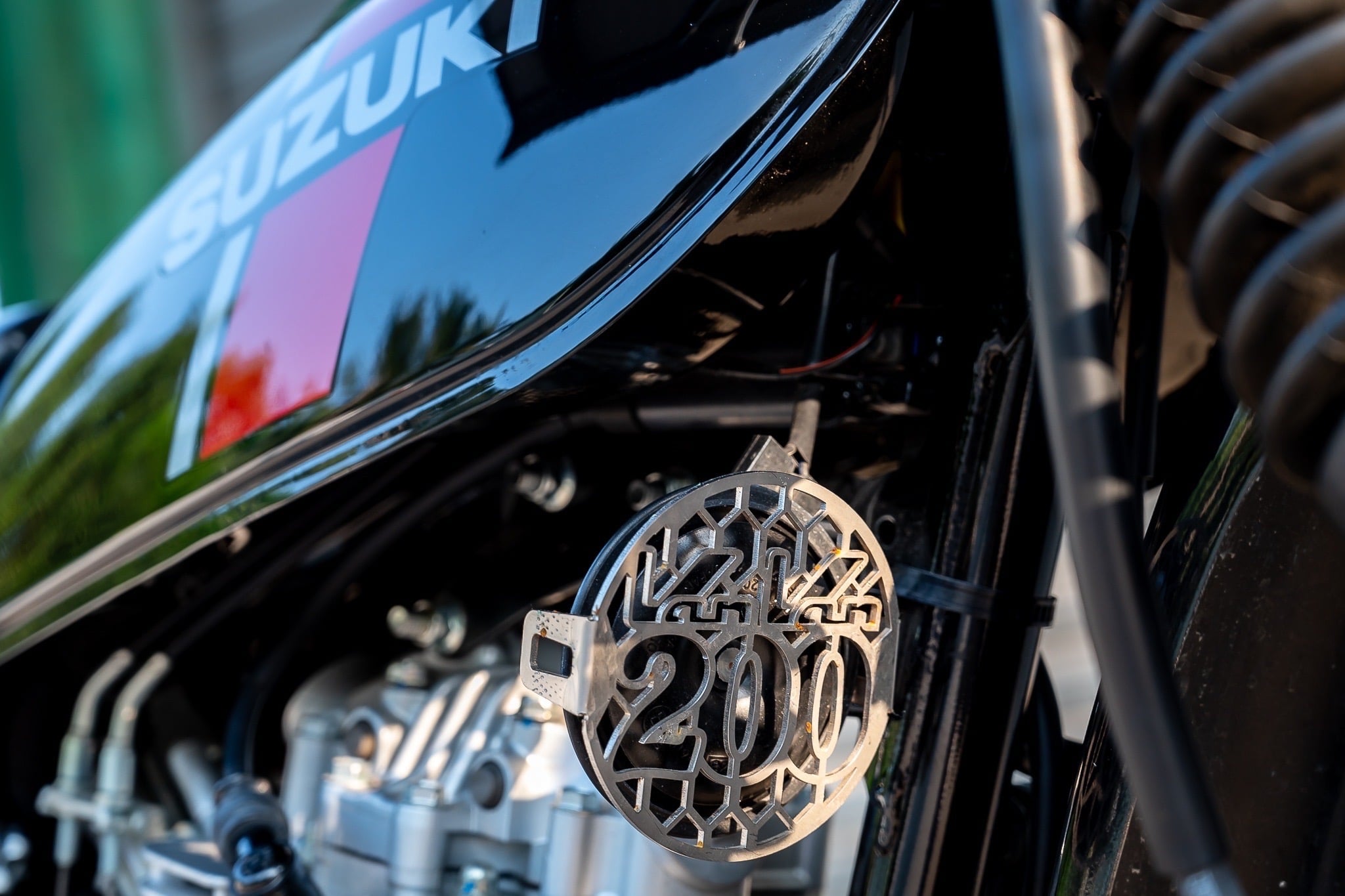 ของแต่ง Suzuki VanVan 200 MOTOZAAA VanVan200 / 125 1.ชิวหน้า V.1 2200฿ 2.ชิวหน้า V.2 2700฿ มีหน้ากาก 3.ชุดบังโคลนหน้า 2900฿ 4.แคชบาร์ 3990฿ ( มาพร้อมกันแคร้ง การ์ใต้ท้องเครื่อง ) 5. แร็คท้าย 3500฿ 6.แร็คกระเป๋าตัวใหญ่ 2100 ฿ 7.กระเป๋าข้างกันน้ำ 2690฿ 8.กั