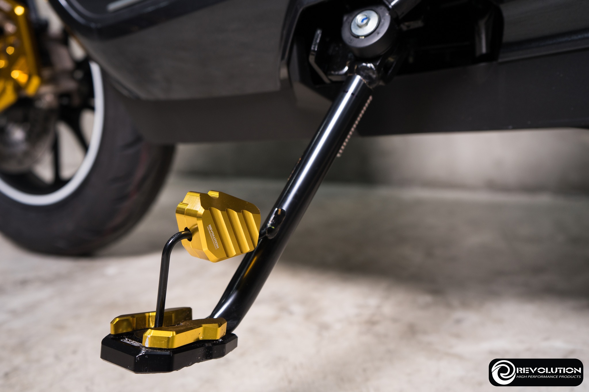 ตัวครอบแกนเขี่ยขาตั้งข้าง REVOLOTION GIORNO+/ADV-350,150,160/X-MAX/FORZA-300/CLICK-125i,150i,160 - แดง - ทอง - ดำ- น้ำเงิน ราคา 440 บาท/ชุด