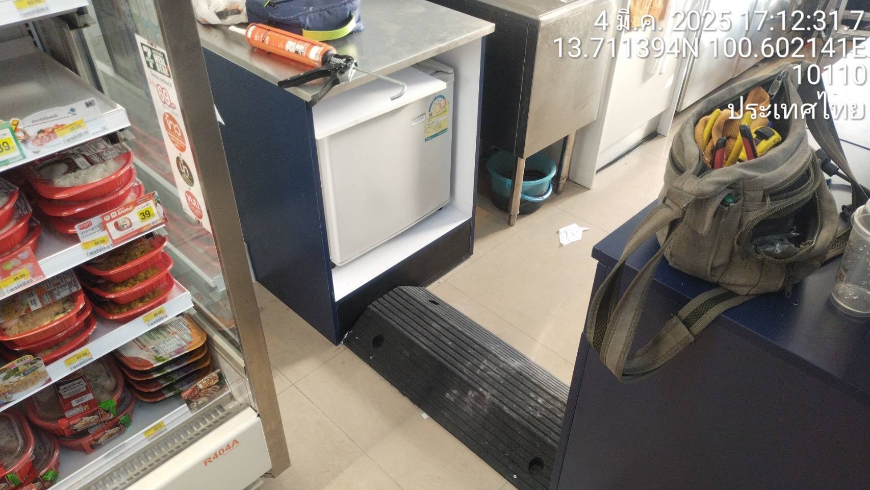 ทางลาดยางครอบท่อ ครอบสายไฟ ข้ามธรณีประตู สูง 10ซม. กว้าง 50ซม. ยาว 80 ซม.(ด้าน) นน.14kg.ขนาดช่อง 12x8cm รับนน.สูงสุด1ตัน.- Rubber Wire Cover Ramp 10x50x80 cm 7 kg สำเนา