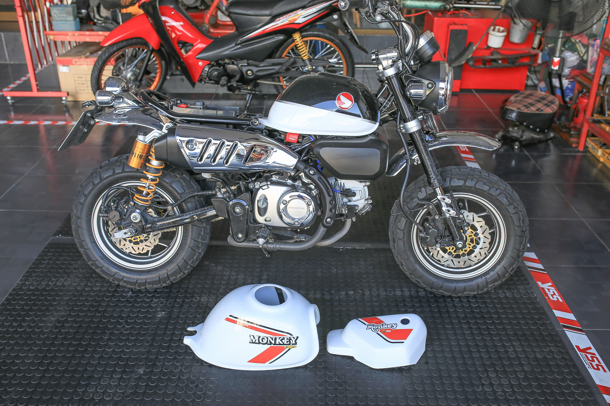 ชุดครอบถังน้ำมันพร้อมฝาครอบกระเป๋า MOTOZAAA สีขาวลายThat’s70 style