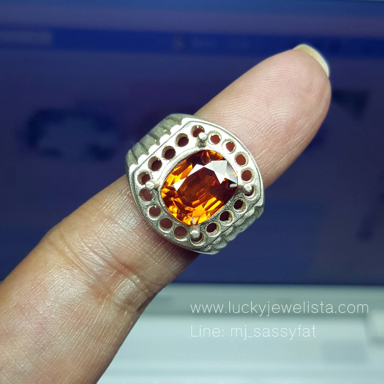 พลอยเพทายสีแม่โขง zircon ทรงไข่คุชชั่น เม็ดนี้สีสดไฟเพชร นน.3.56 กะรัต 1