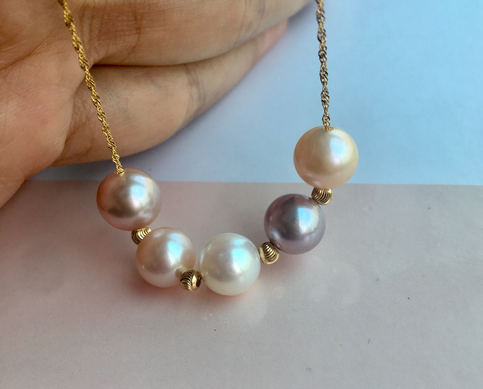 สร้อยทอง tin cup 18k ร้อยด้วยมุกขนาด 8-9 มิล จำนวน 5 เม็ด คละสี เกรด AAA