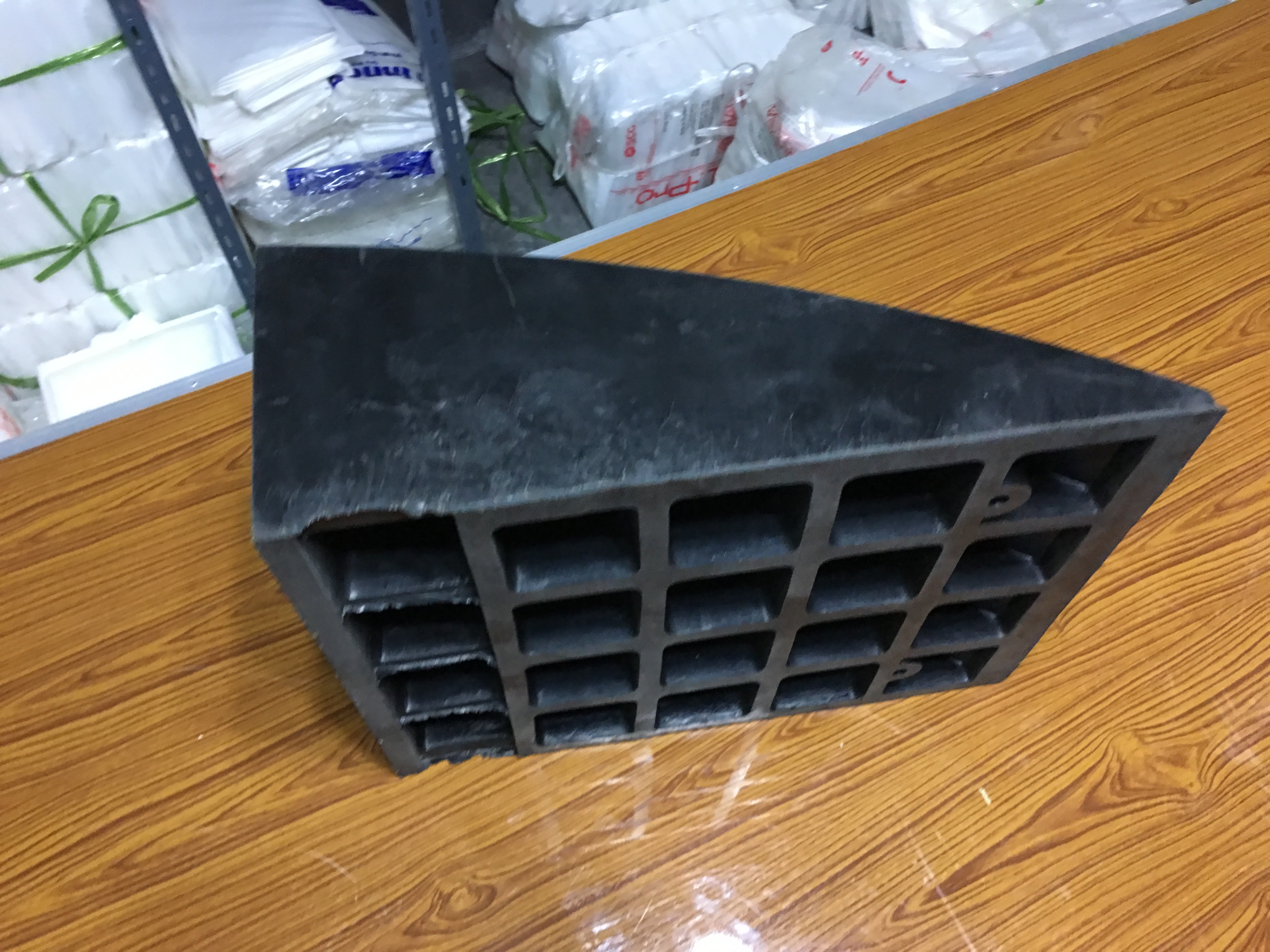 ทางลาดยางปีนฟุตบาท สูง 18 เซนติเมตร กว้าง 48 เซนติเมตร ยาว 48เซนติเมตร หนัก 10.45 kg - Rubber Ramp 18x48x48 cm. หนัก 22 kg