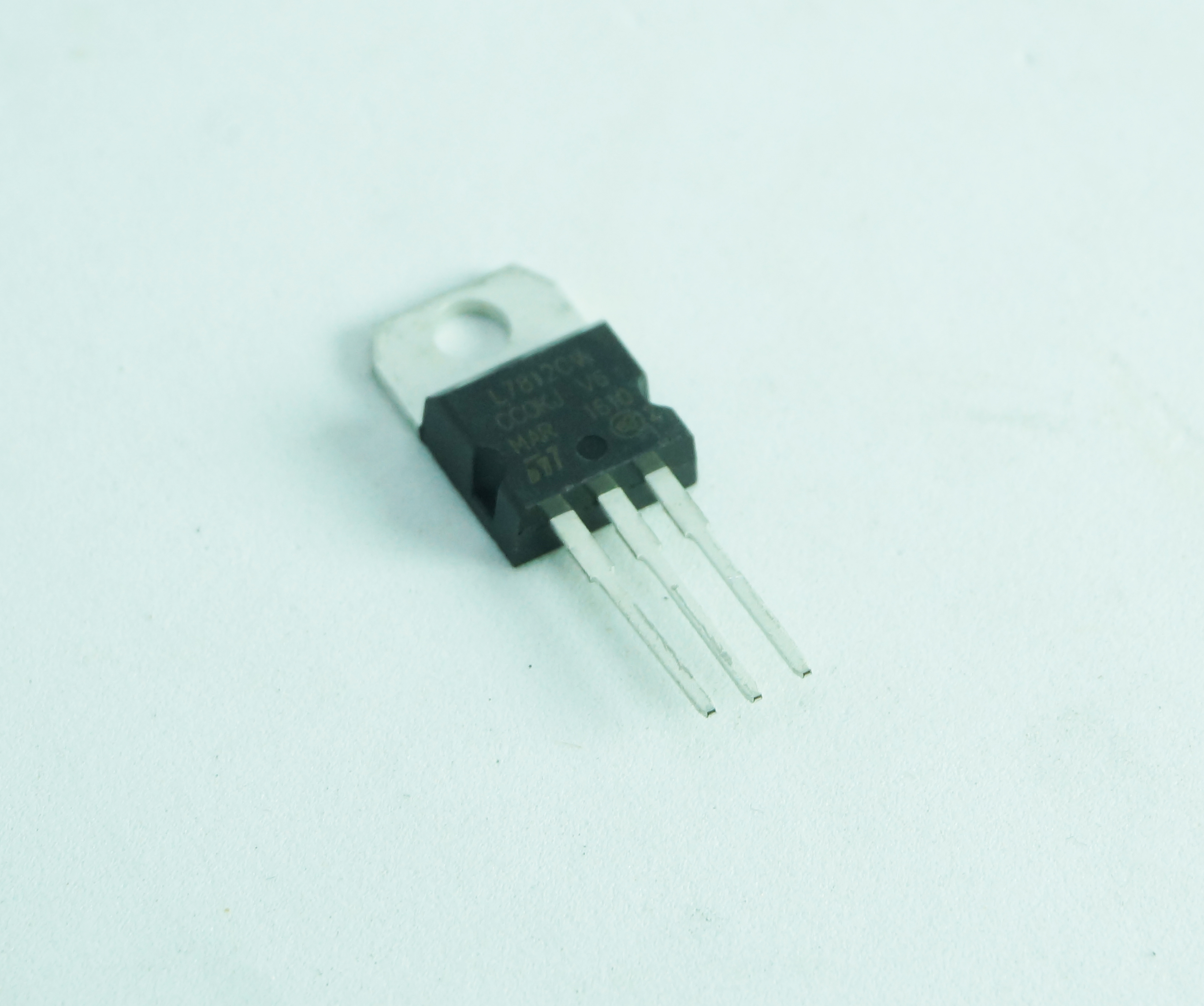 7812 12V voltage regulator