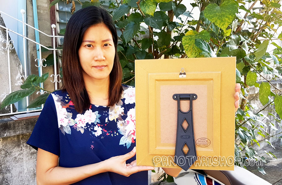 กรอบรูปในหลวงพิมพ์นูน 3 มิติเคลือบทอง ลายพระทรงงาน (ขนาดตั้งโต๊ะ)