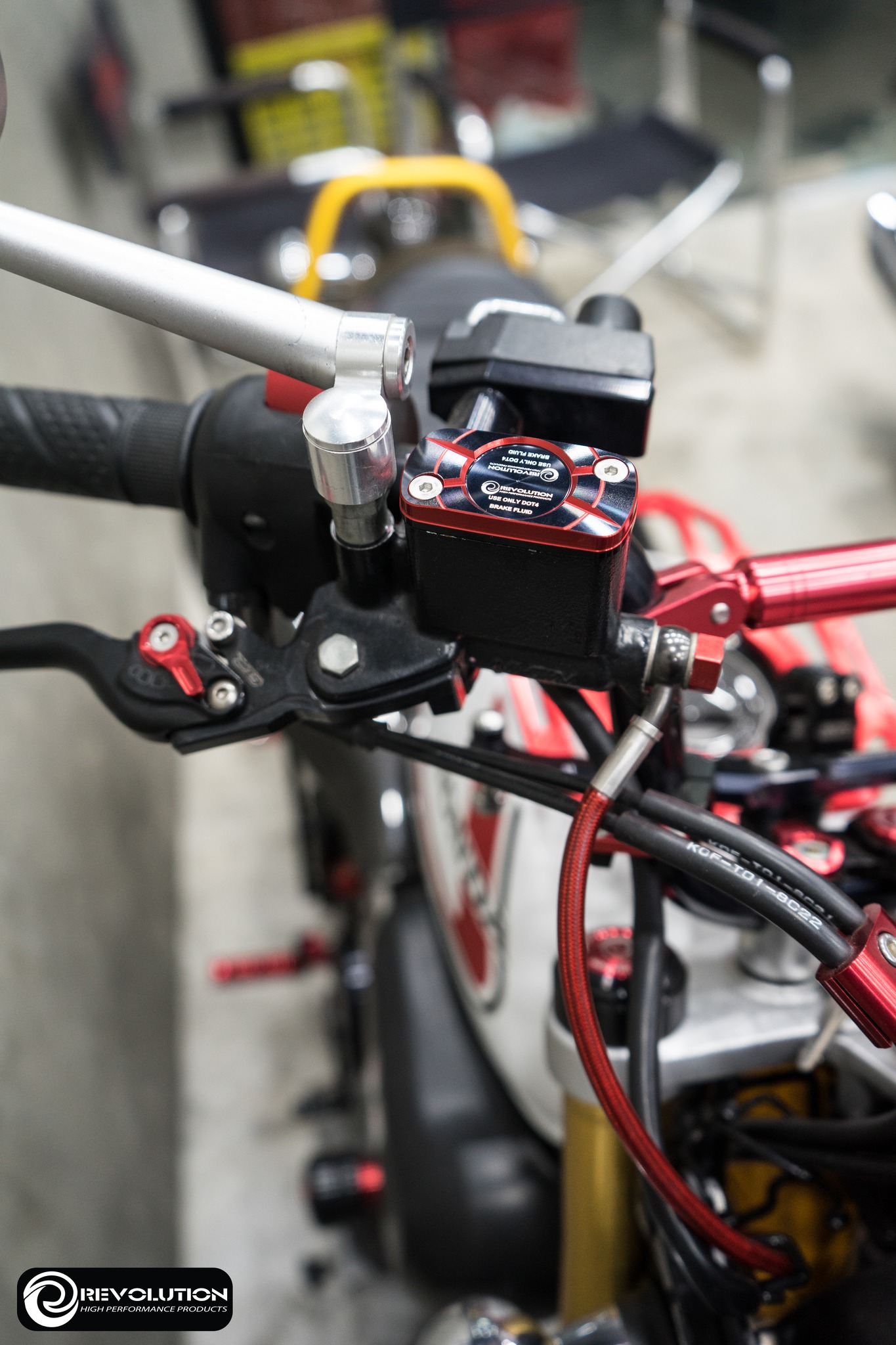 ฝาปิดกระปุกดิสเบรคหน้า ทูโทน REVOLUTION MONKEY-125/CT-125/CLICK150-160STD/WAVE110-125